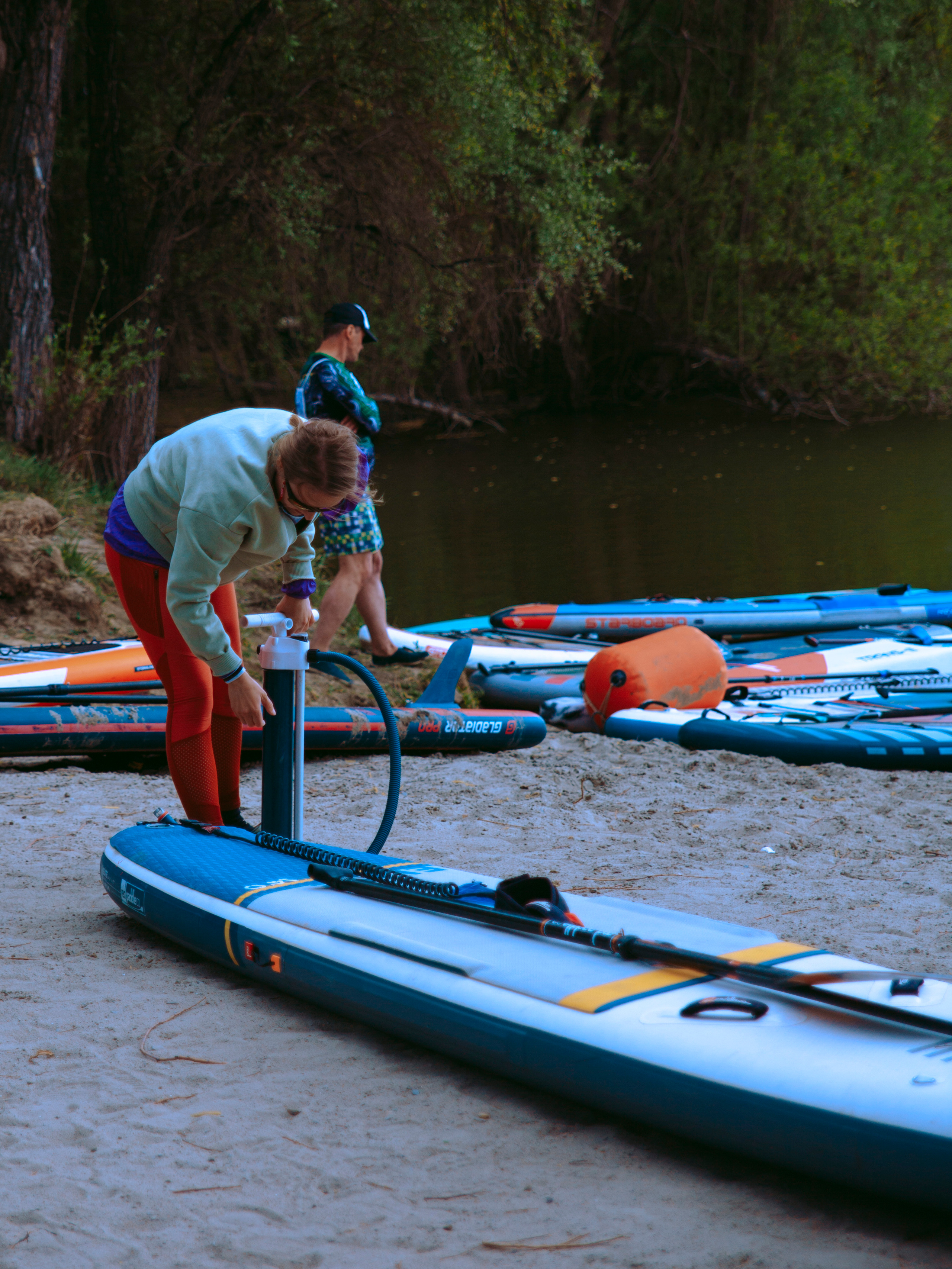 Девушка накачивает сап.