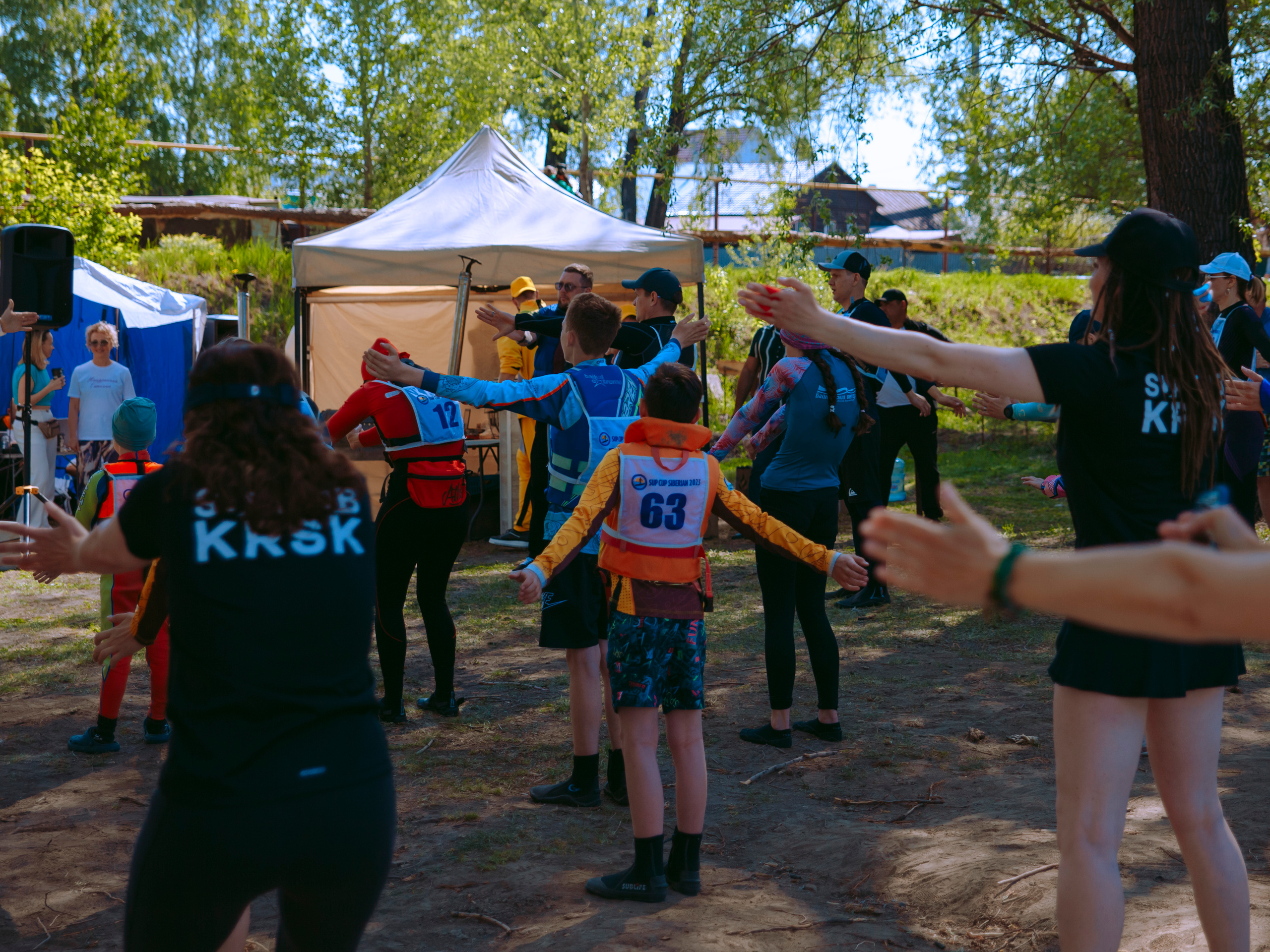 Зарядка на свежем воздухе в парке.