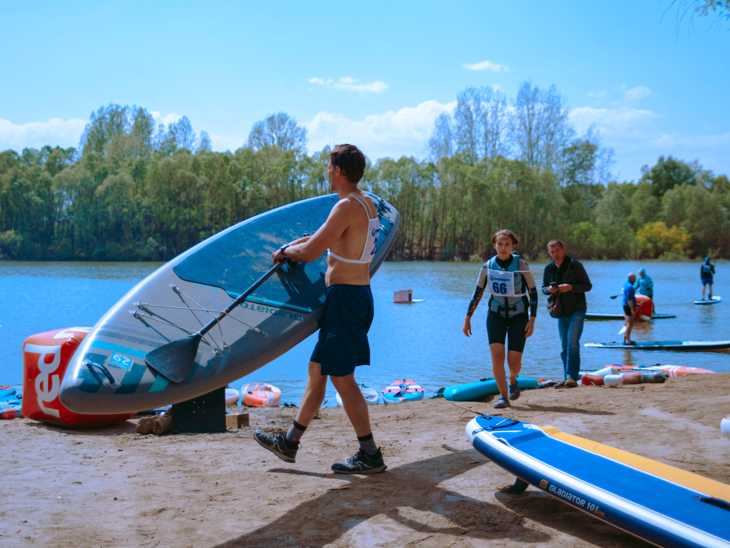 Мужчина несет сап в руках.
