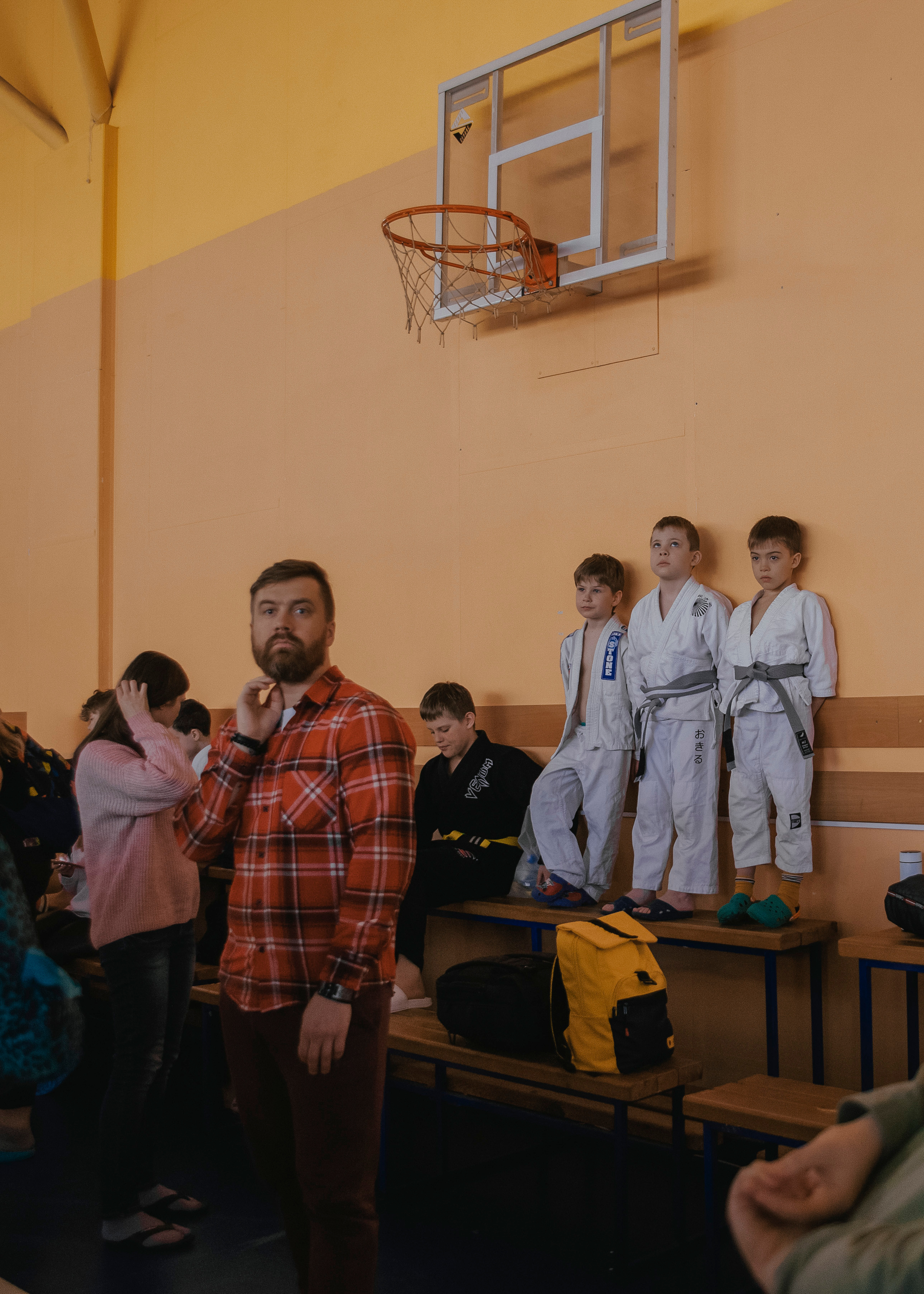 Дети в белых кимоно.