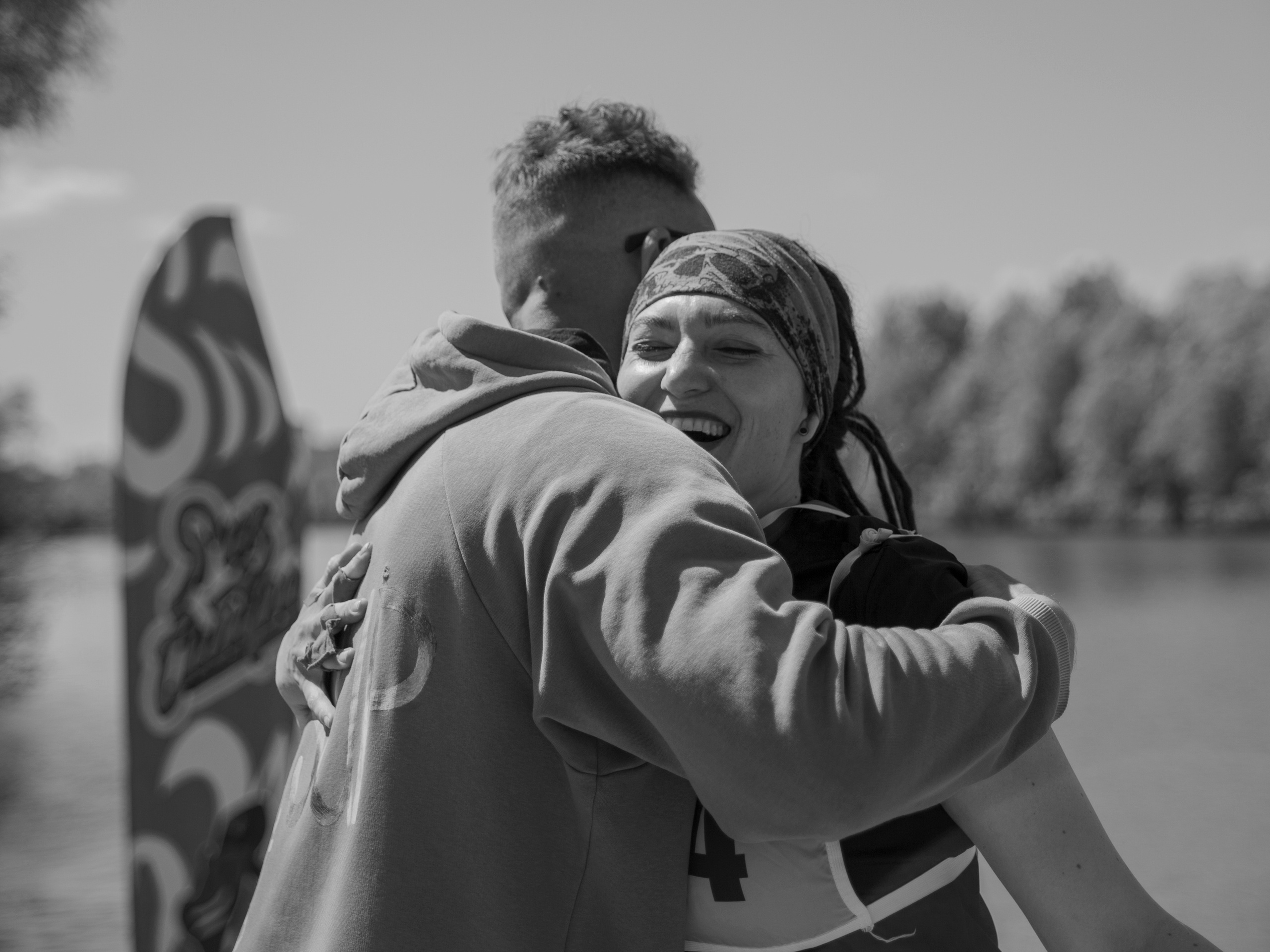 Парень обнимает девушку.