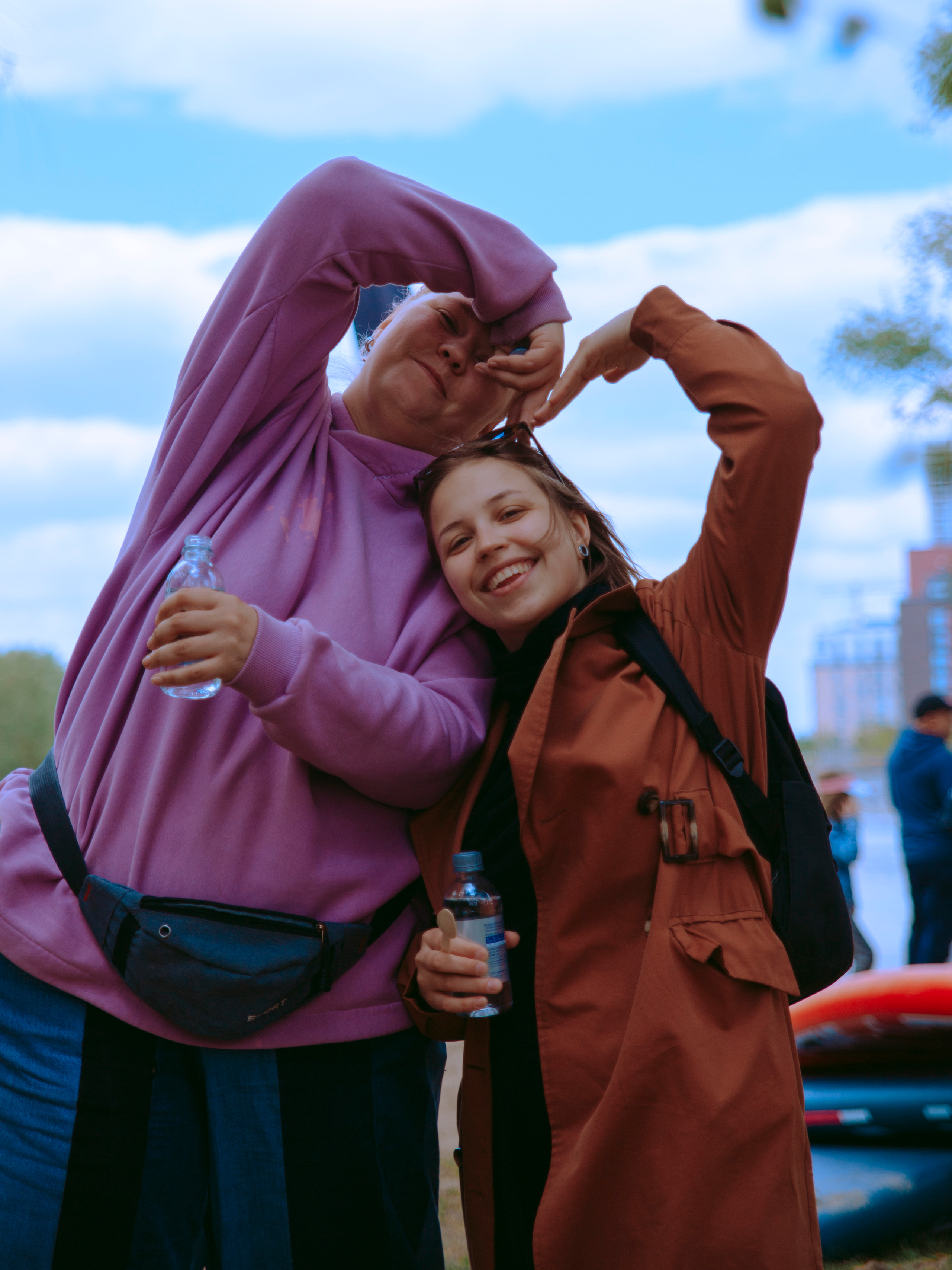 Девушки показывают сердце руками саранхэ.