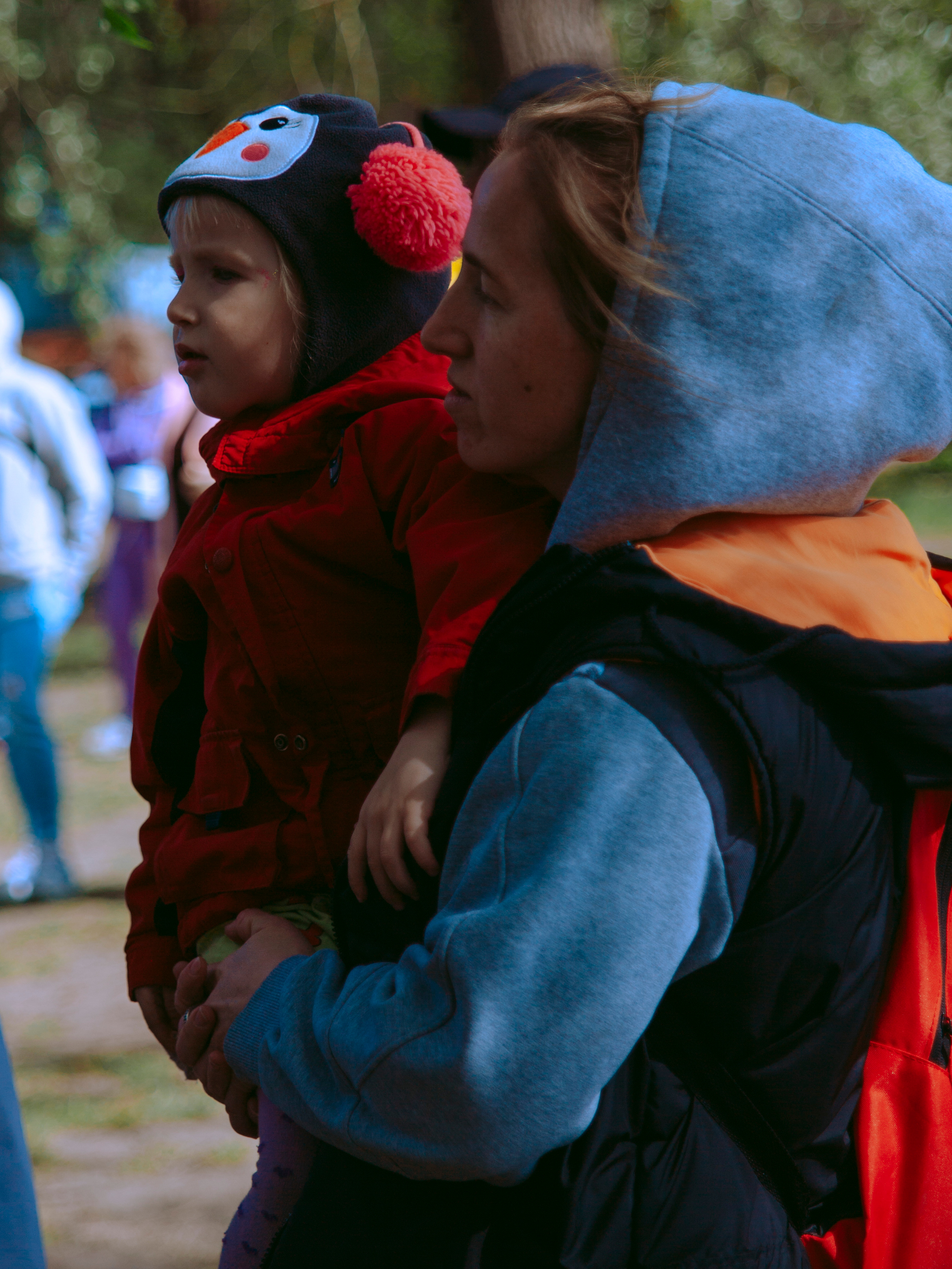 Мама с ребенком в смешной шапке.