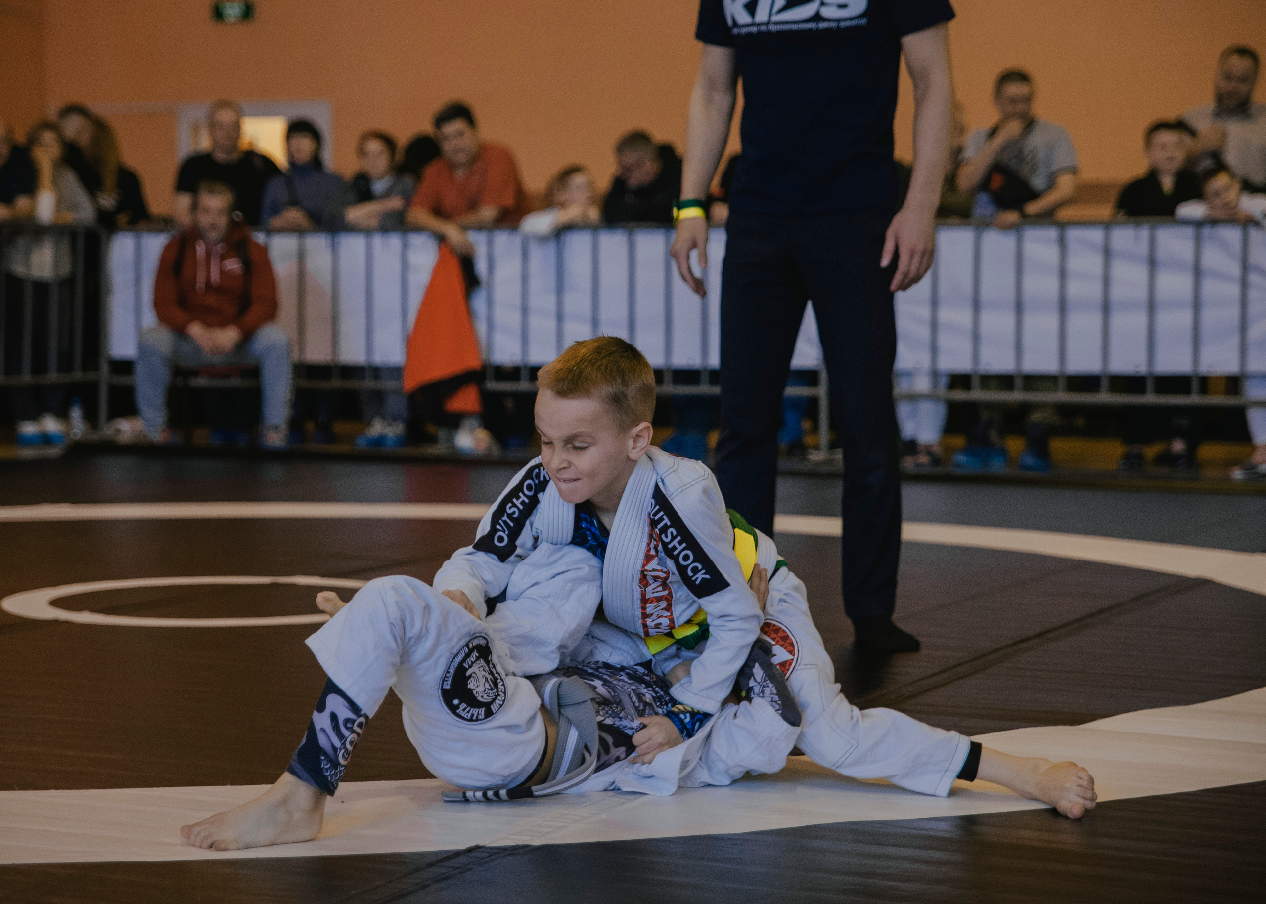 Борьба в кимоно gi на детском турнире по джиу-джитсу.