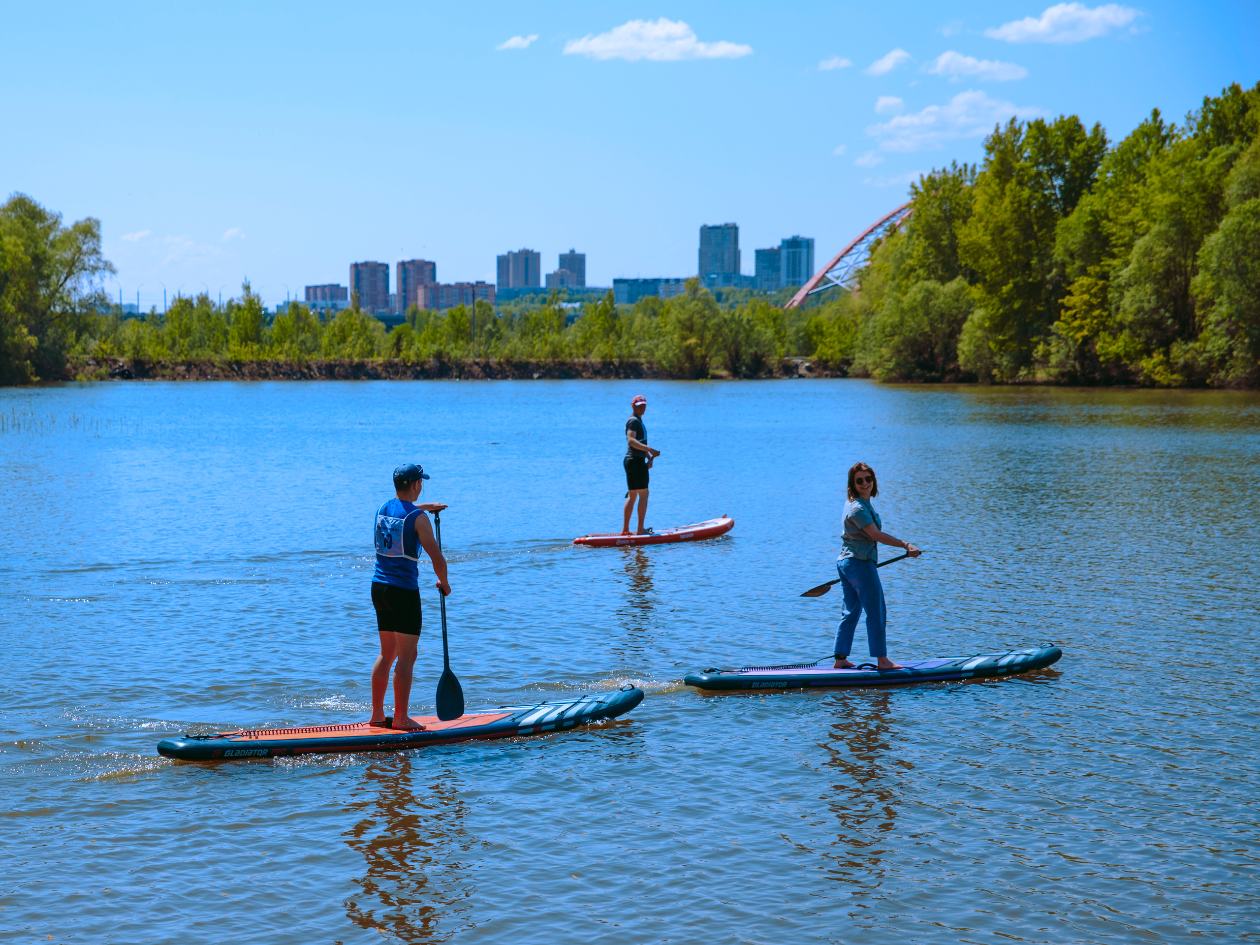 Соревнования и фестиваль по sup-серфингу в Новосибирске.