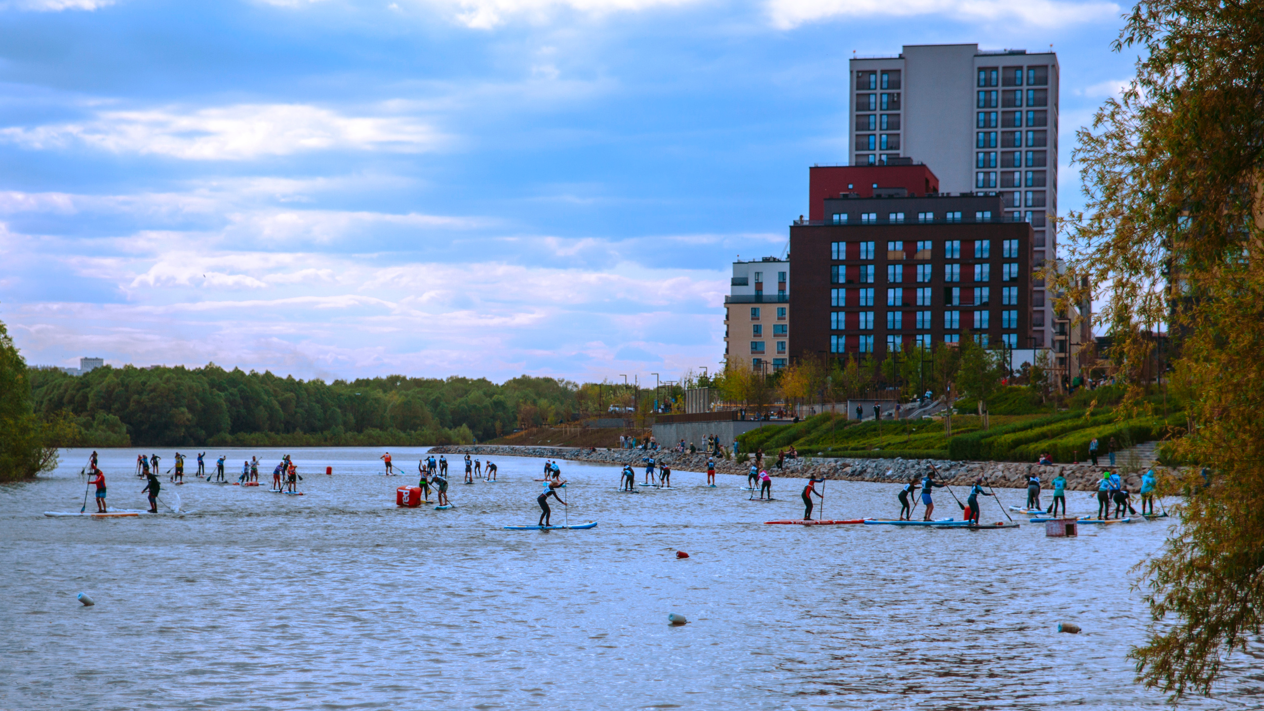 Массовый заплыв на соревнованиях по сапам в Новосибирске.
