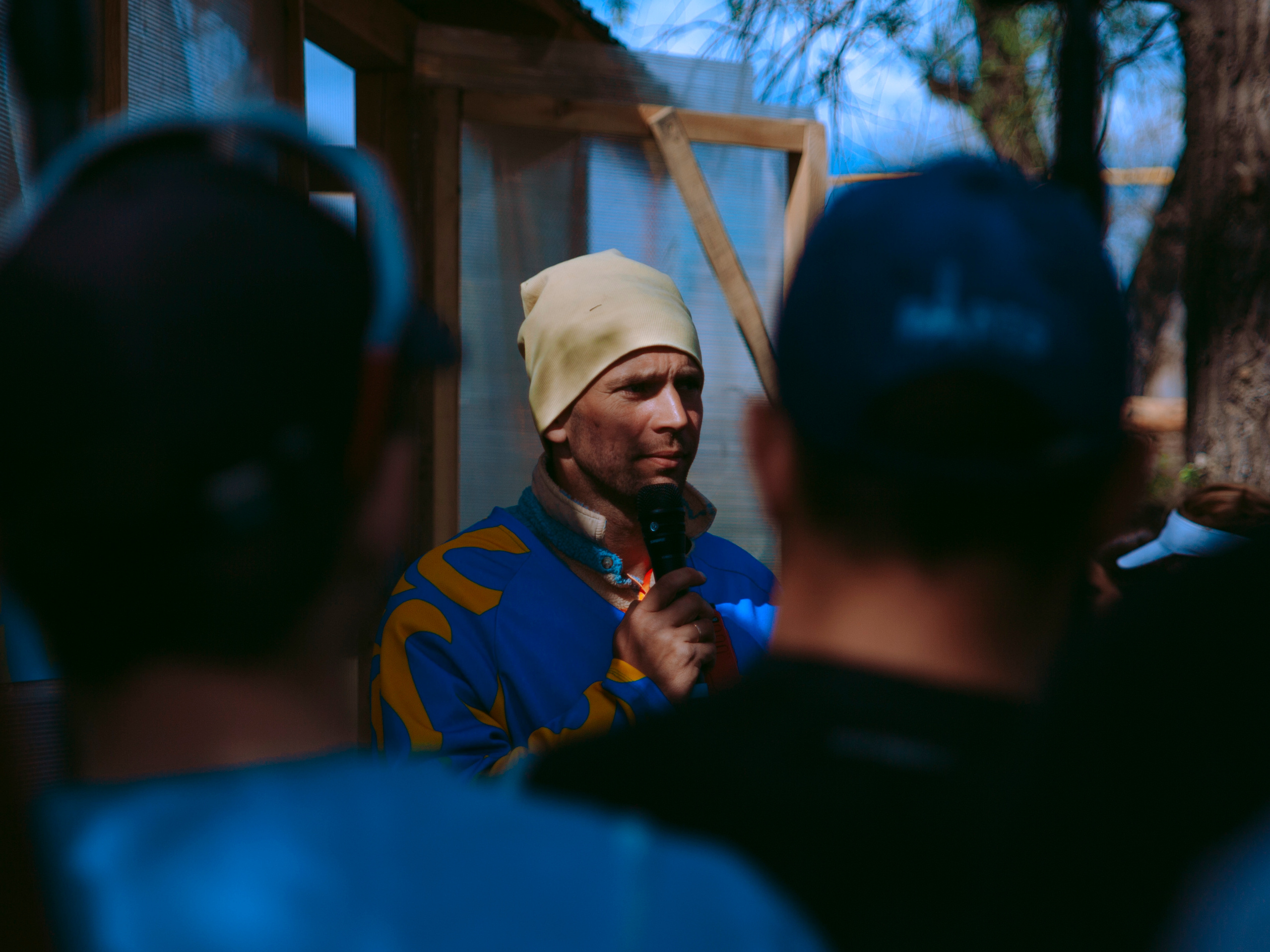 Мужчина говорит в микрофон на соревнованиях.