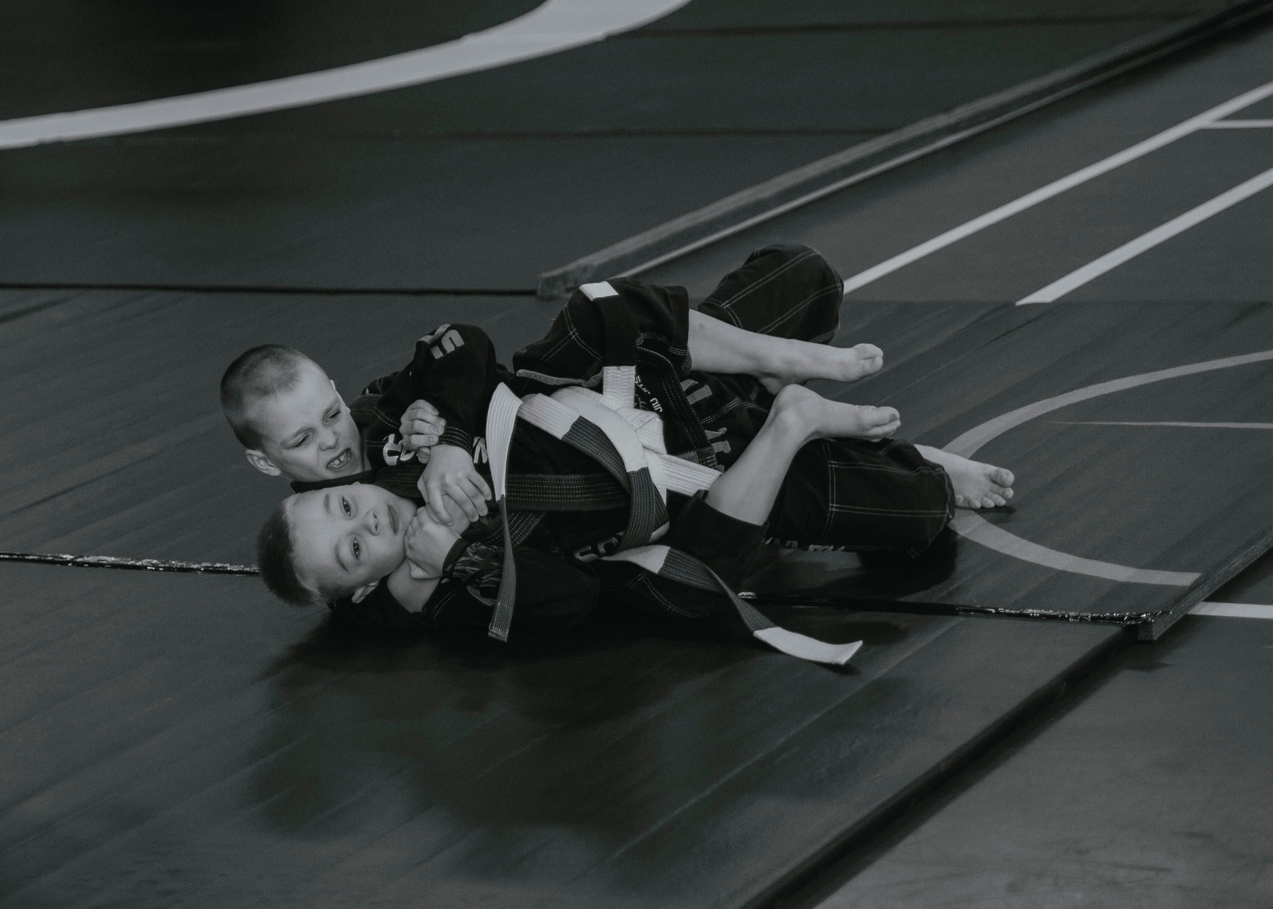 Борьба в кимоно gi на детском турнире по джиу-джитсу.