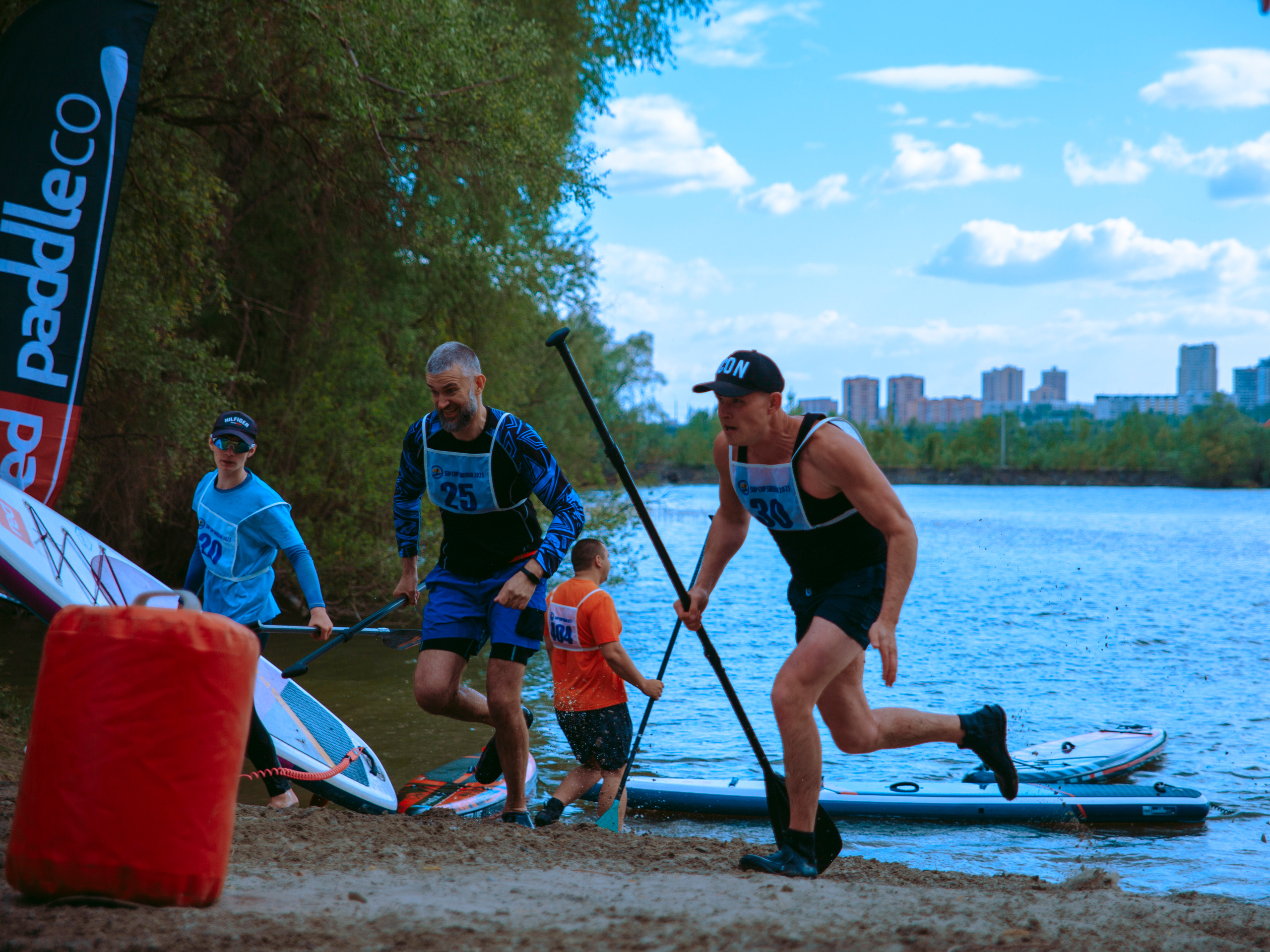 Мужчины борются за победу на соревнованиях по сап-серфингу.