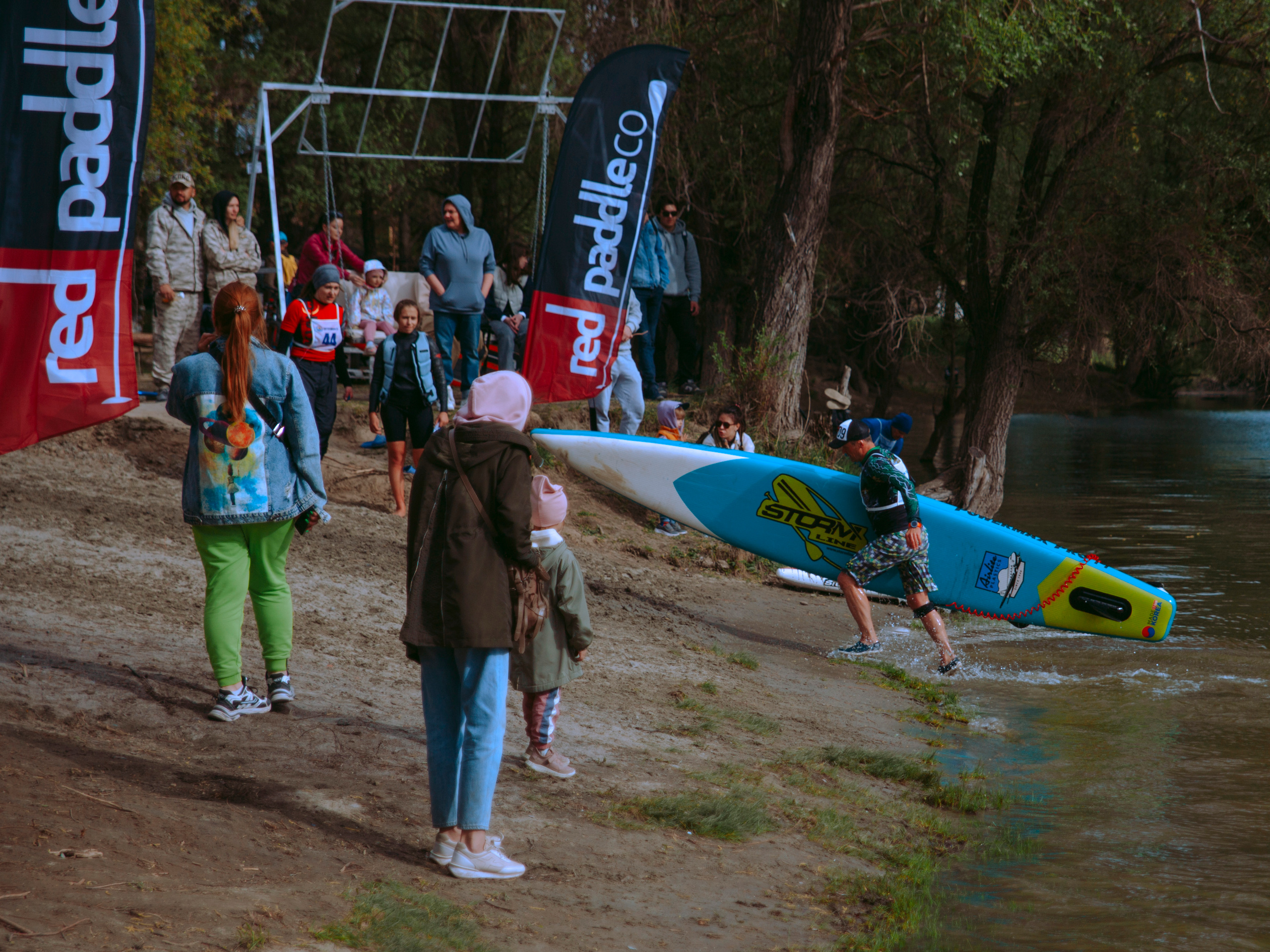Соревнования по сап-серфингу в Новосибирске.