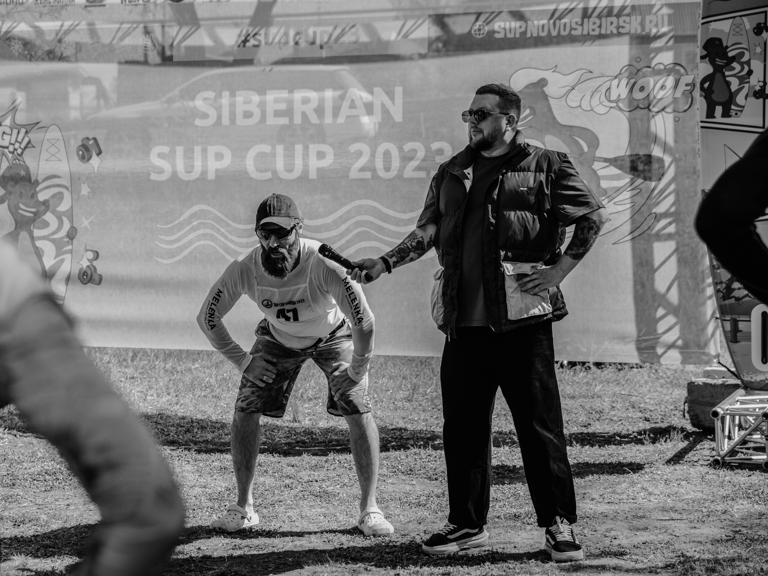 Зарядка на свежем воздухе в парке.