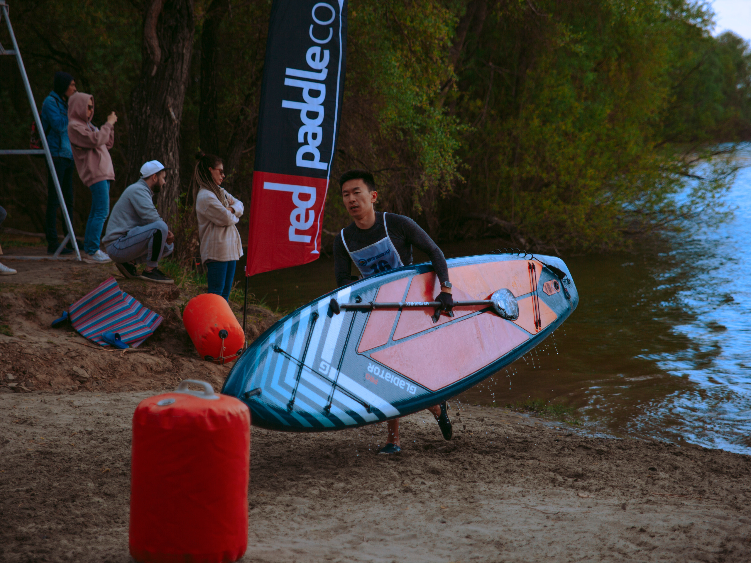 Массовый заплыв на соревнованиях по сапам в Новосибирске.