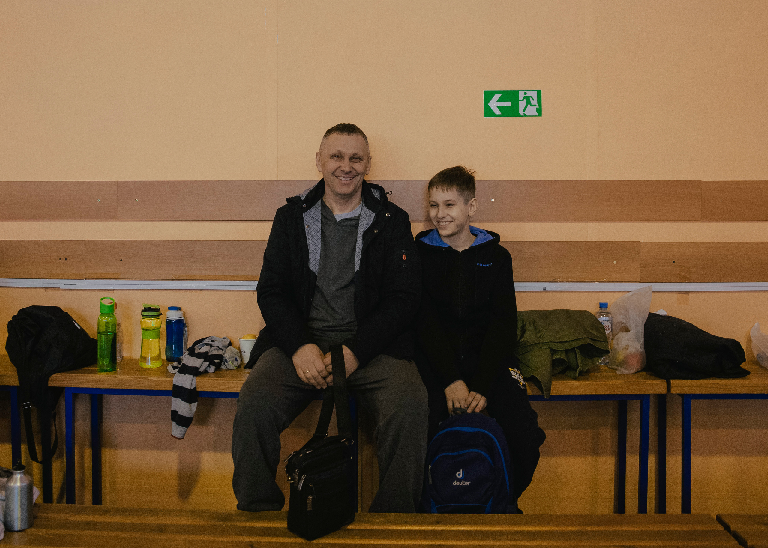 Отец с сыном на детских спортивных соревнованиях.