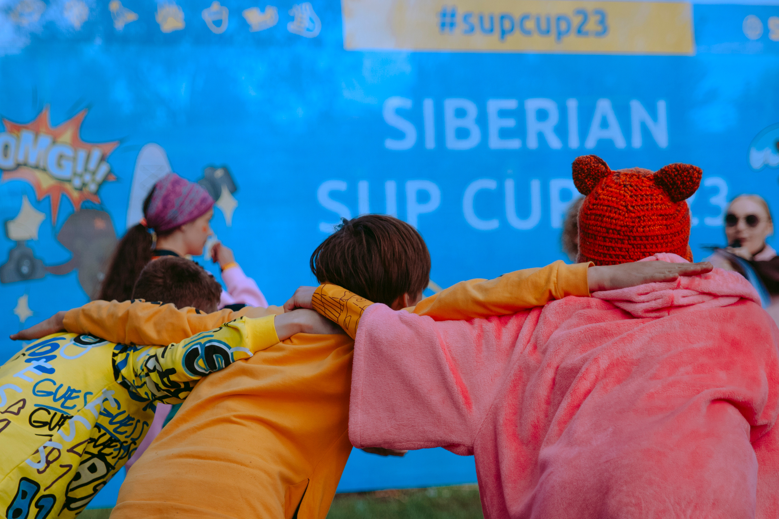 Дети поддерживают друг друга.