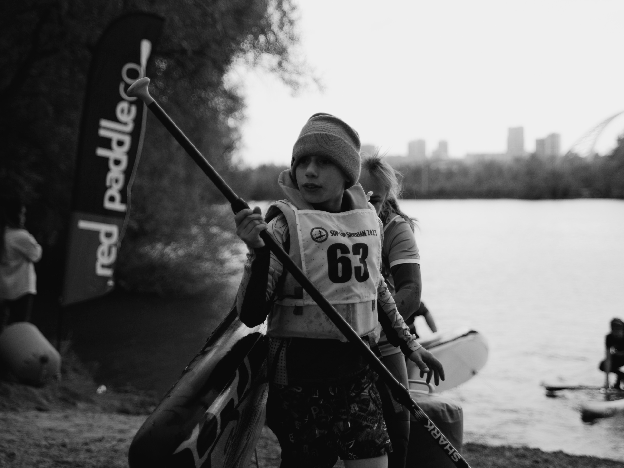 Ребенок с веслом.