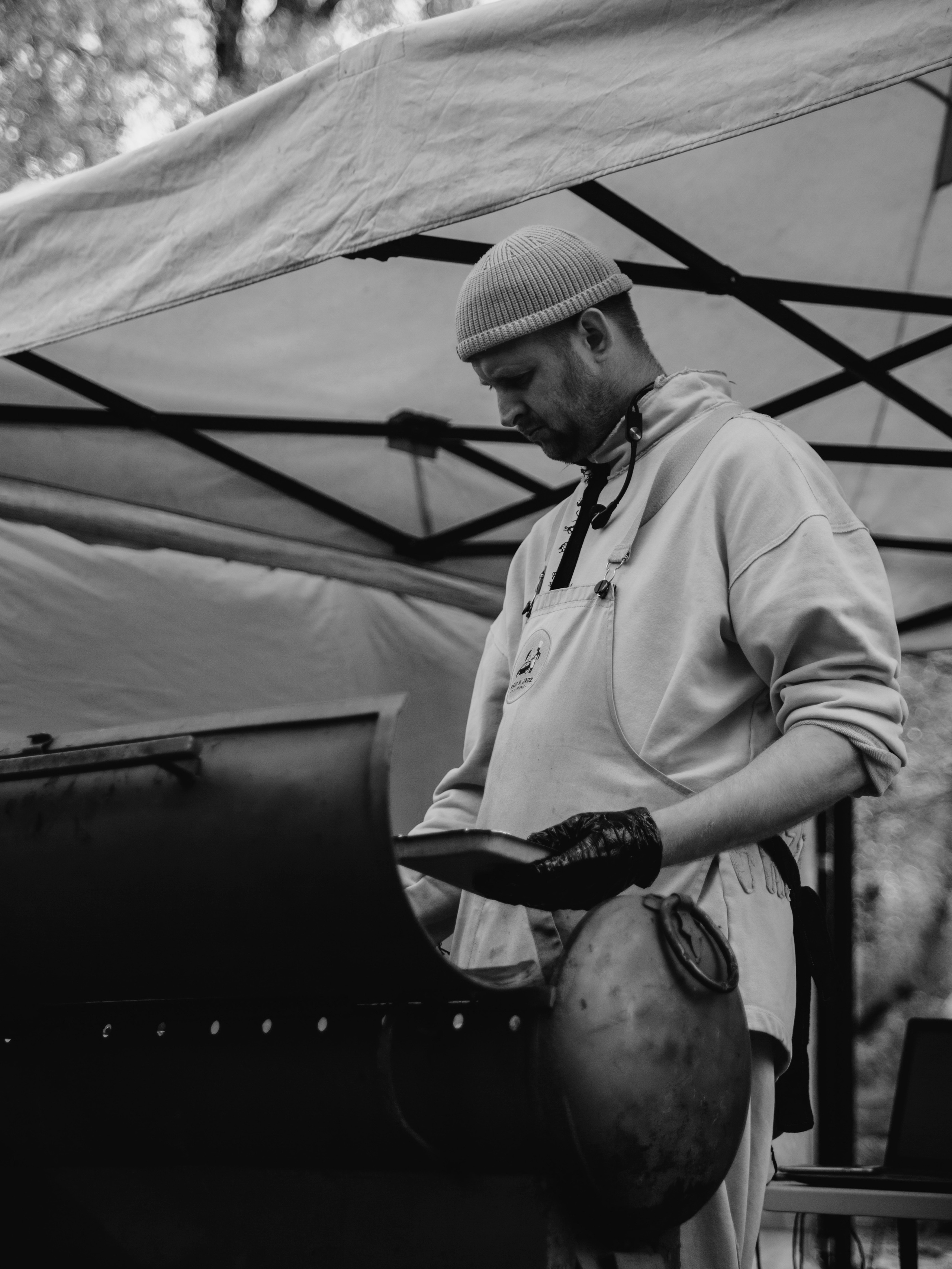 Шашлычник в парке.