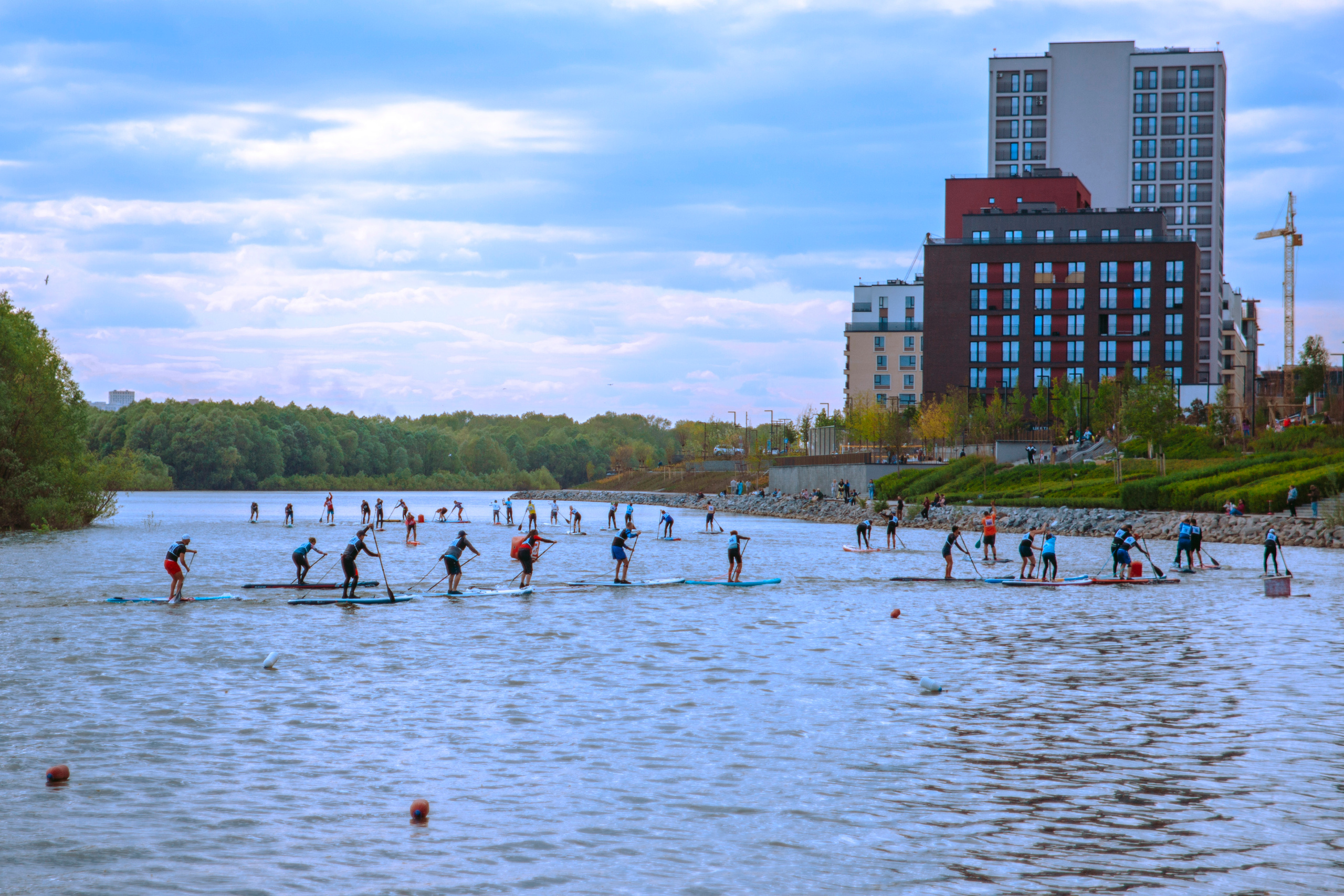 Массовый заплыв на соревнованиях по сапам в Новосибирске.