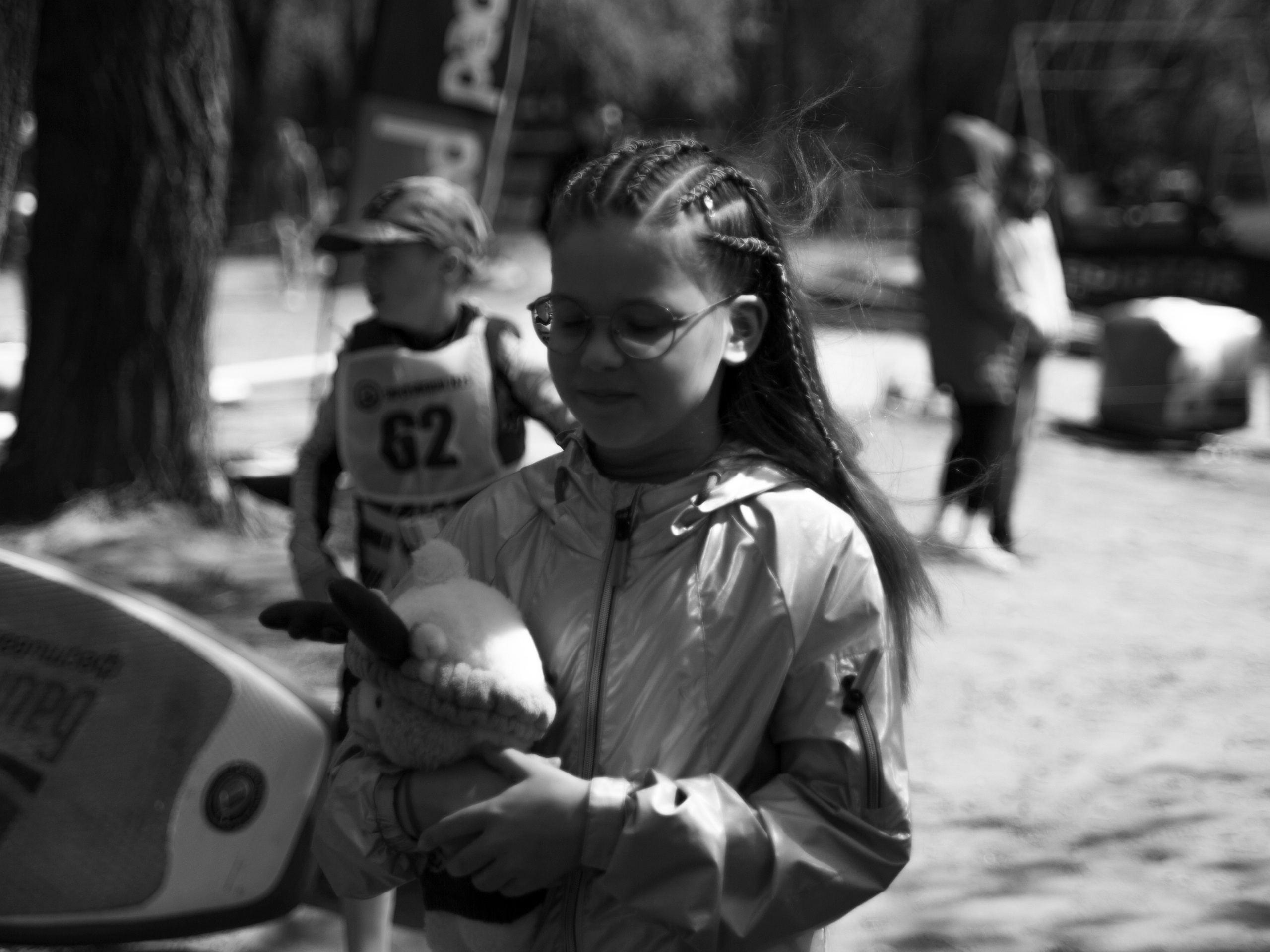 Девочка в очках и с брейдами.