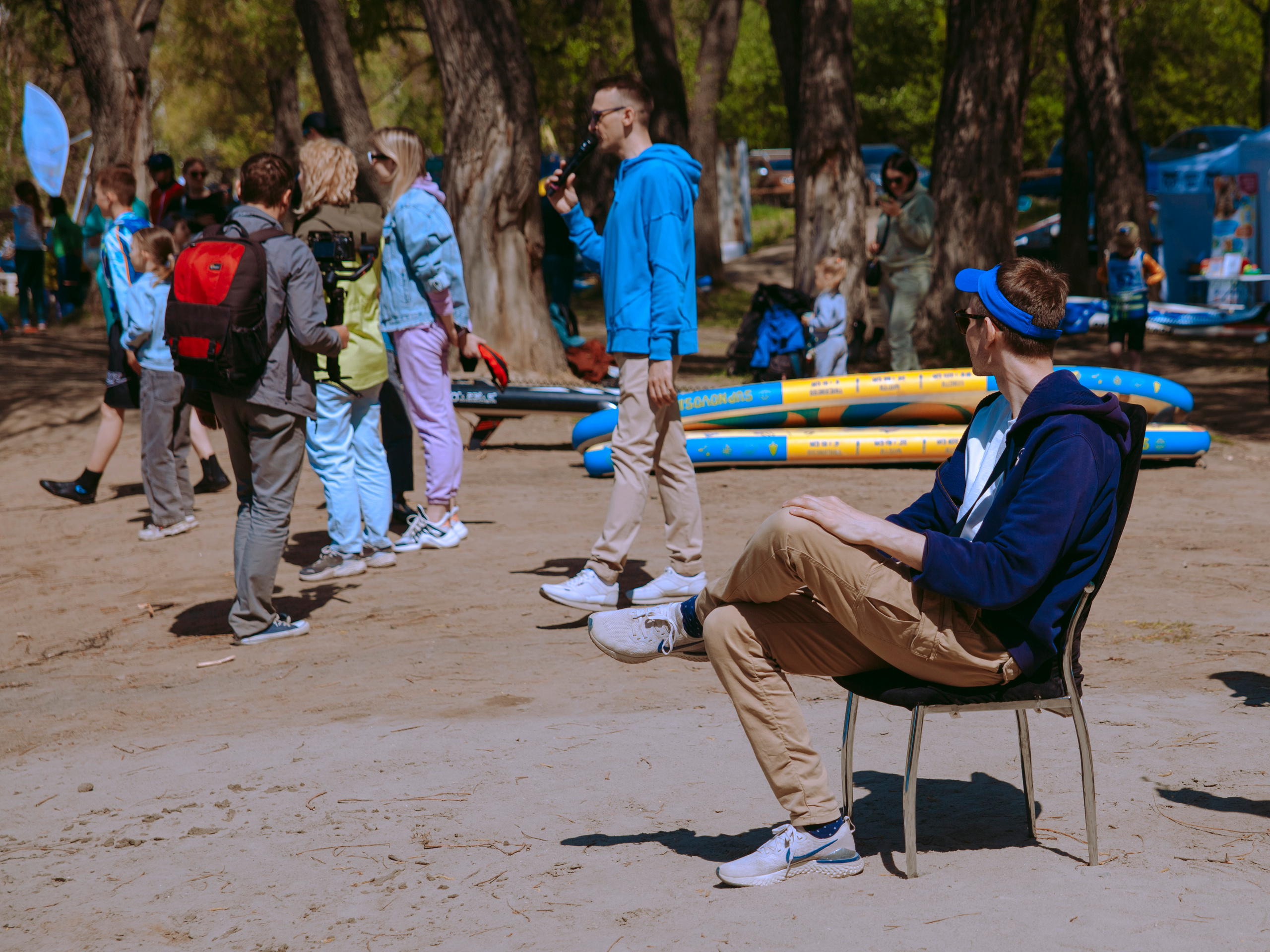 Мужчина сидит на стуле на берегу реки.