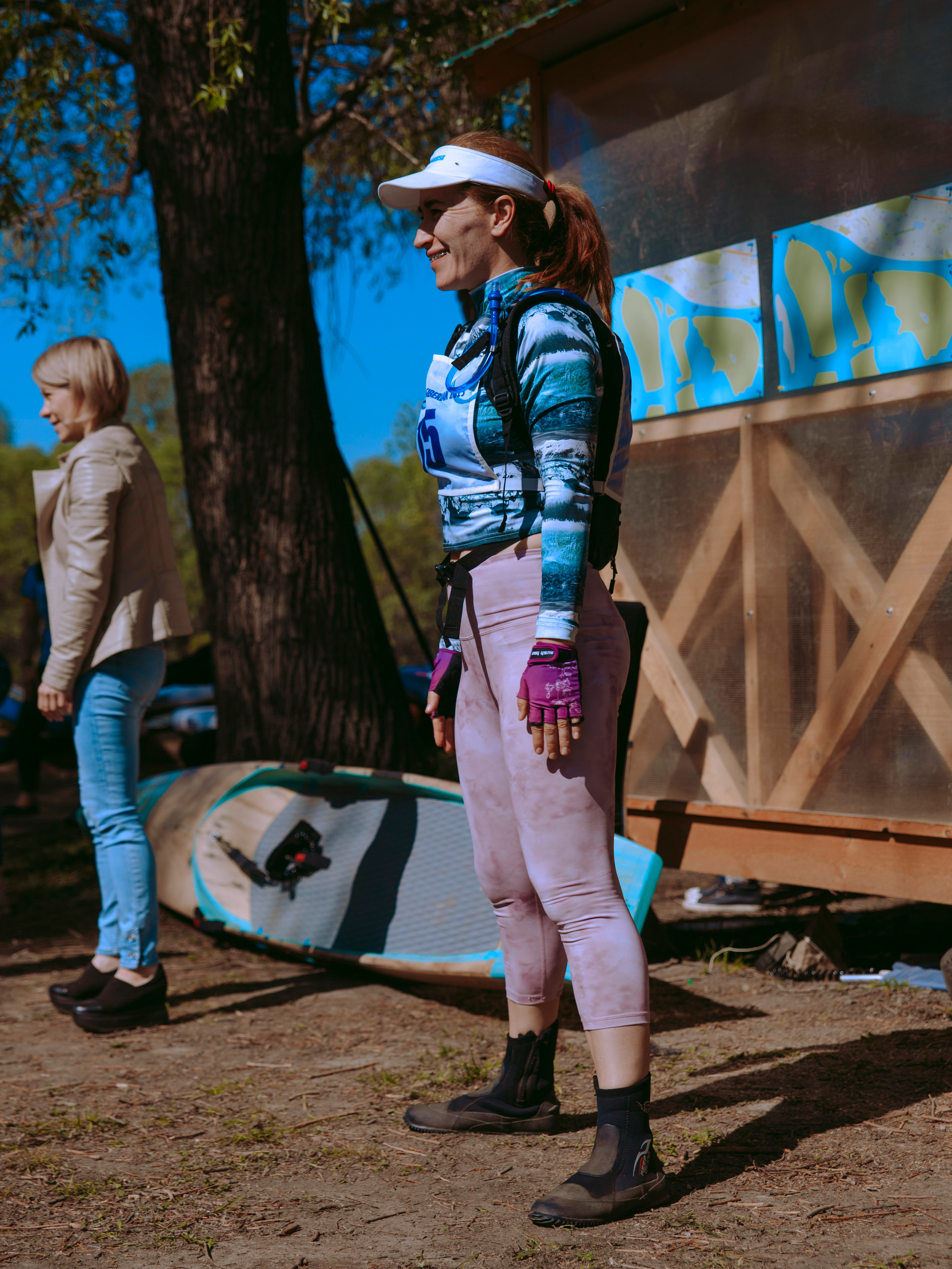 Зарядка на свежем воздухе в парке.