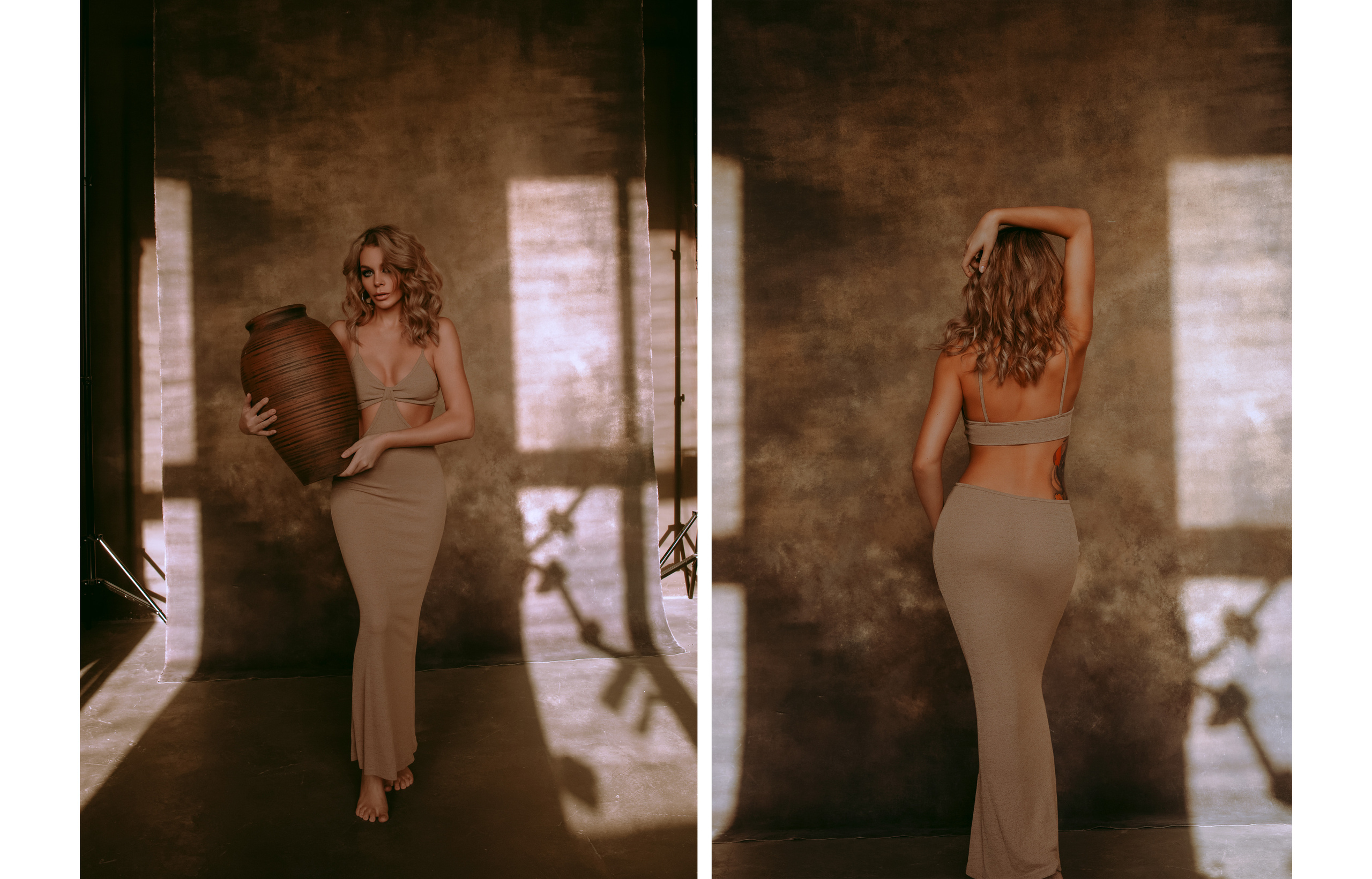 Девушка в бежевом платье с открытой спиной держит в руках кувшин.