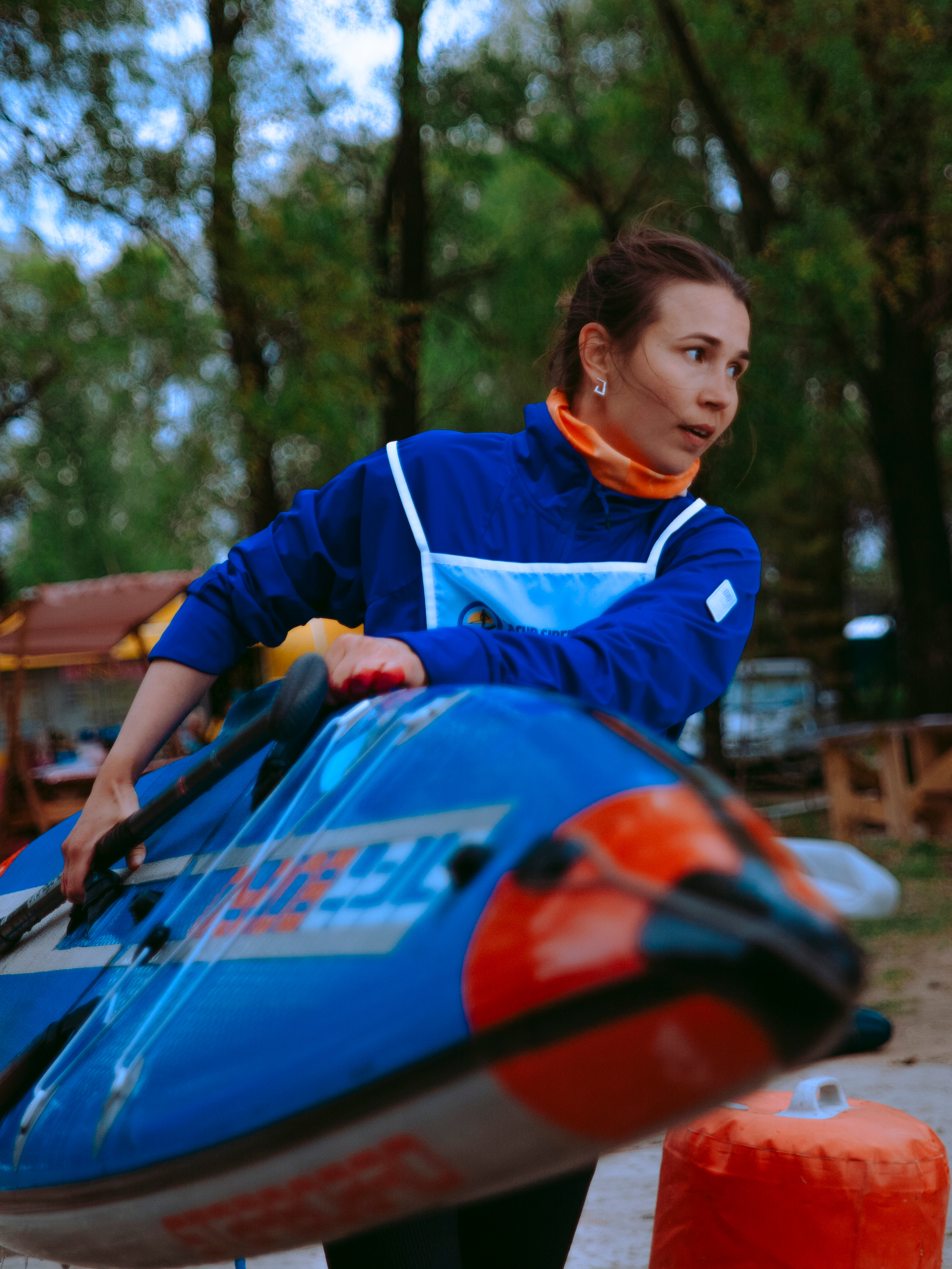 Девушка с сапом бежит к воде.