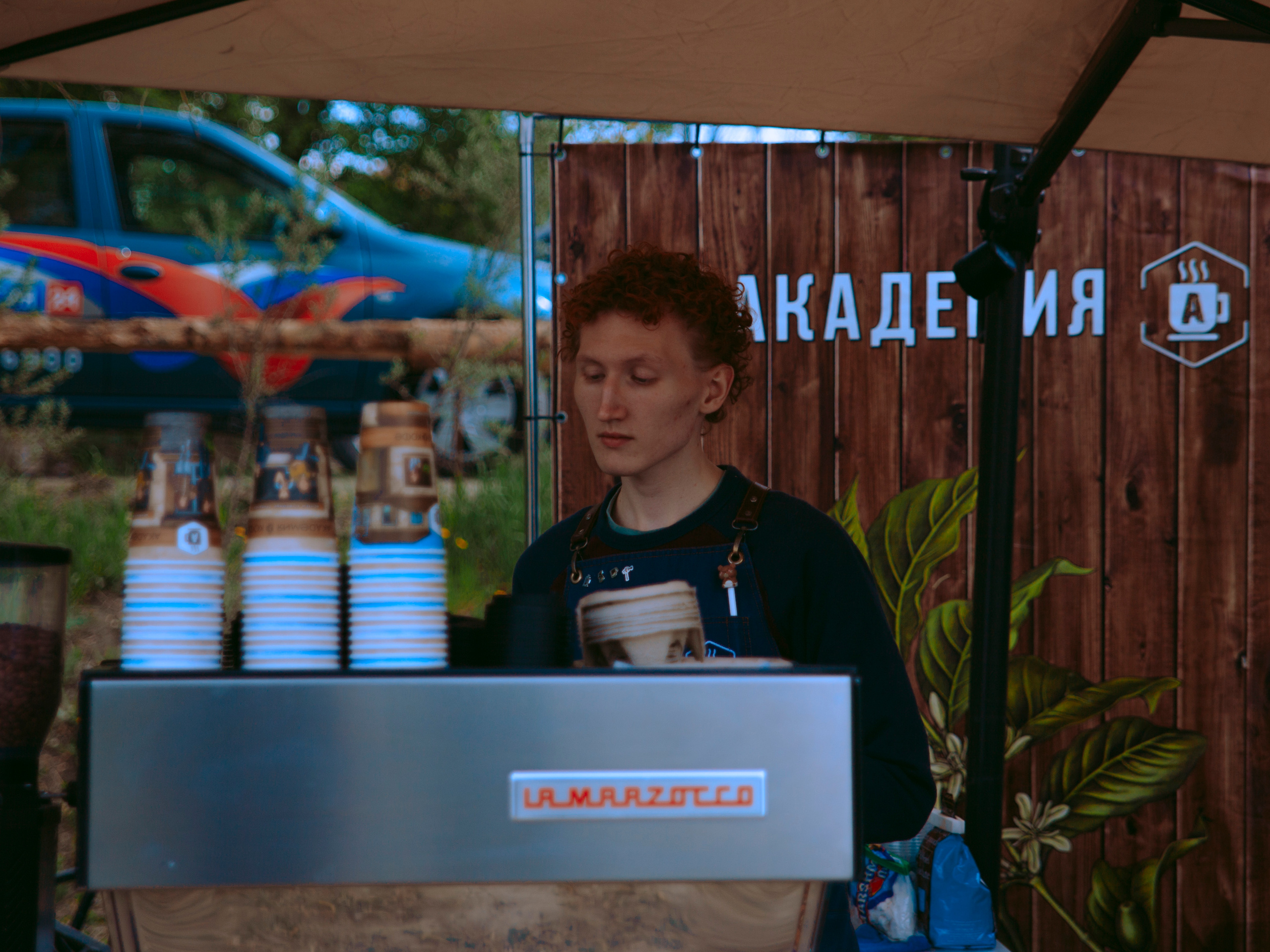 Бариста за работой.