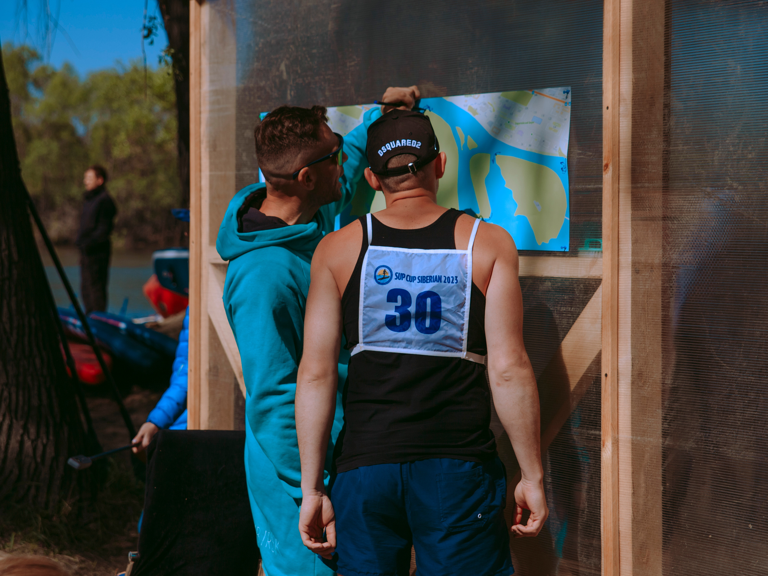 Мужчины смотрят на карту.