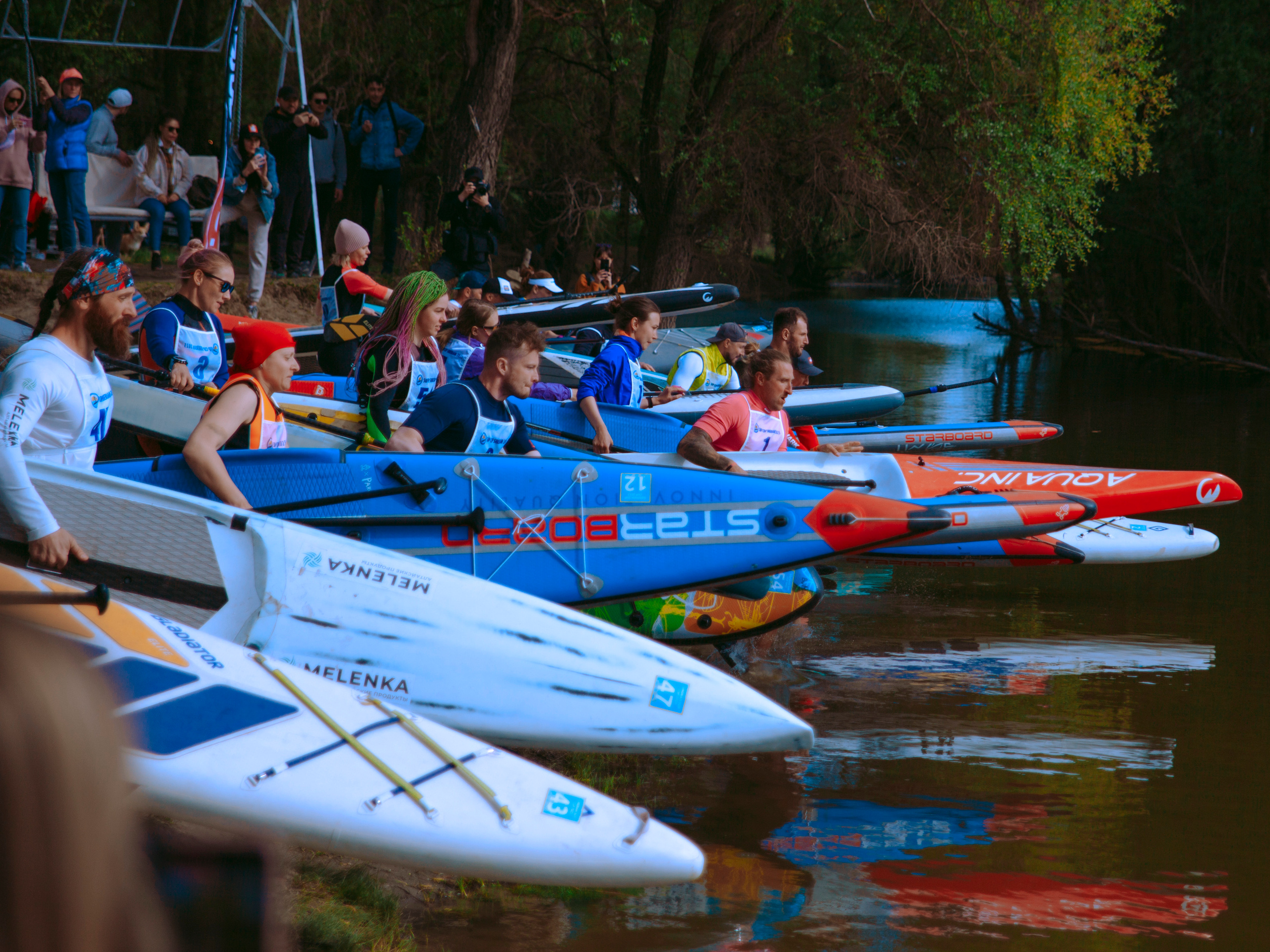 Массовый заплыв на соревнованиях по сапам в Новосибирске.