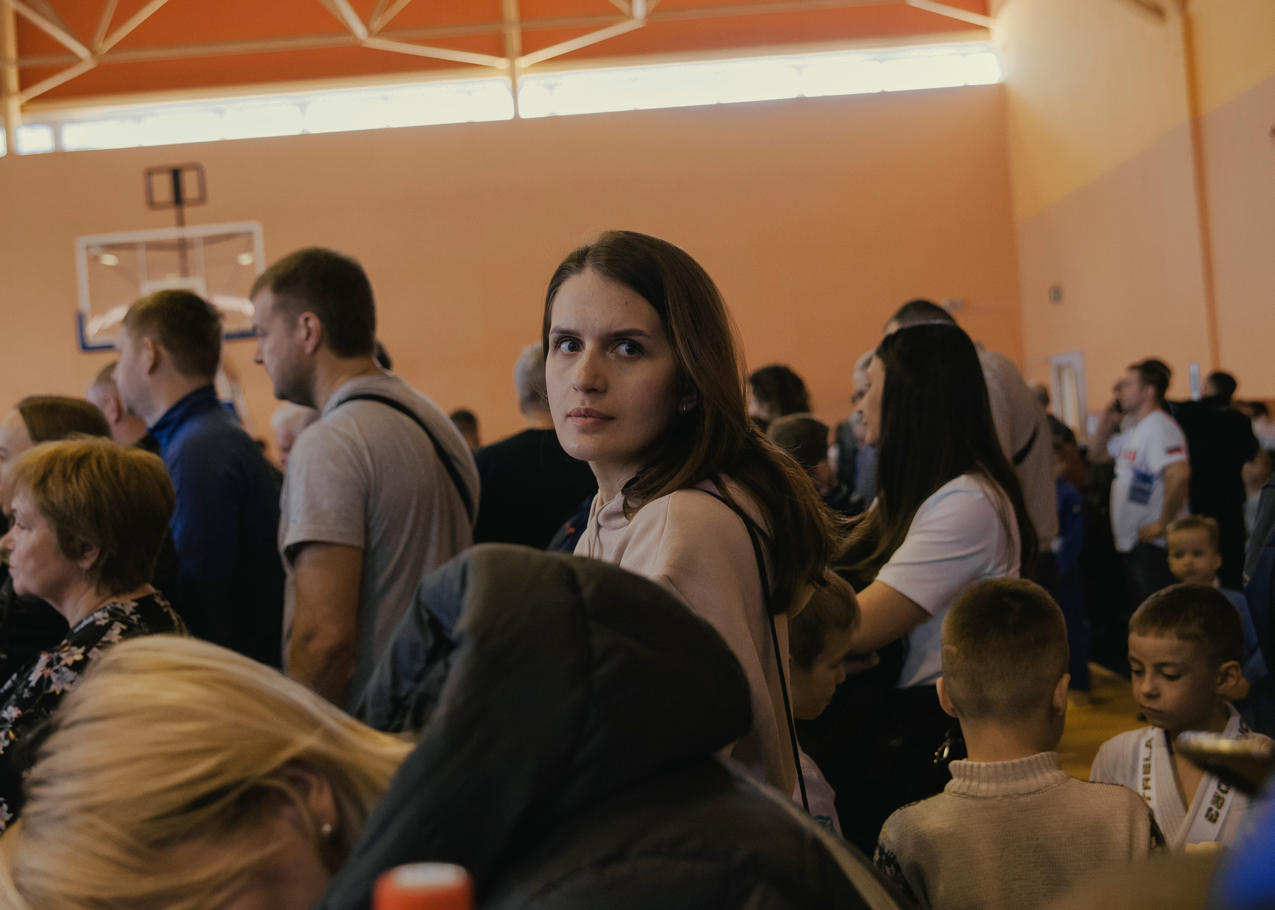 Зрители на детском турнире по джиу-джитсу.