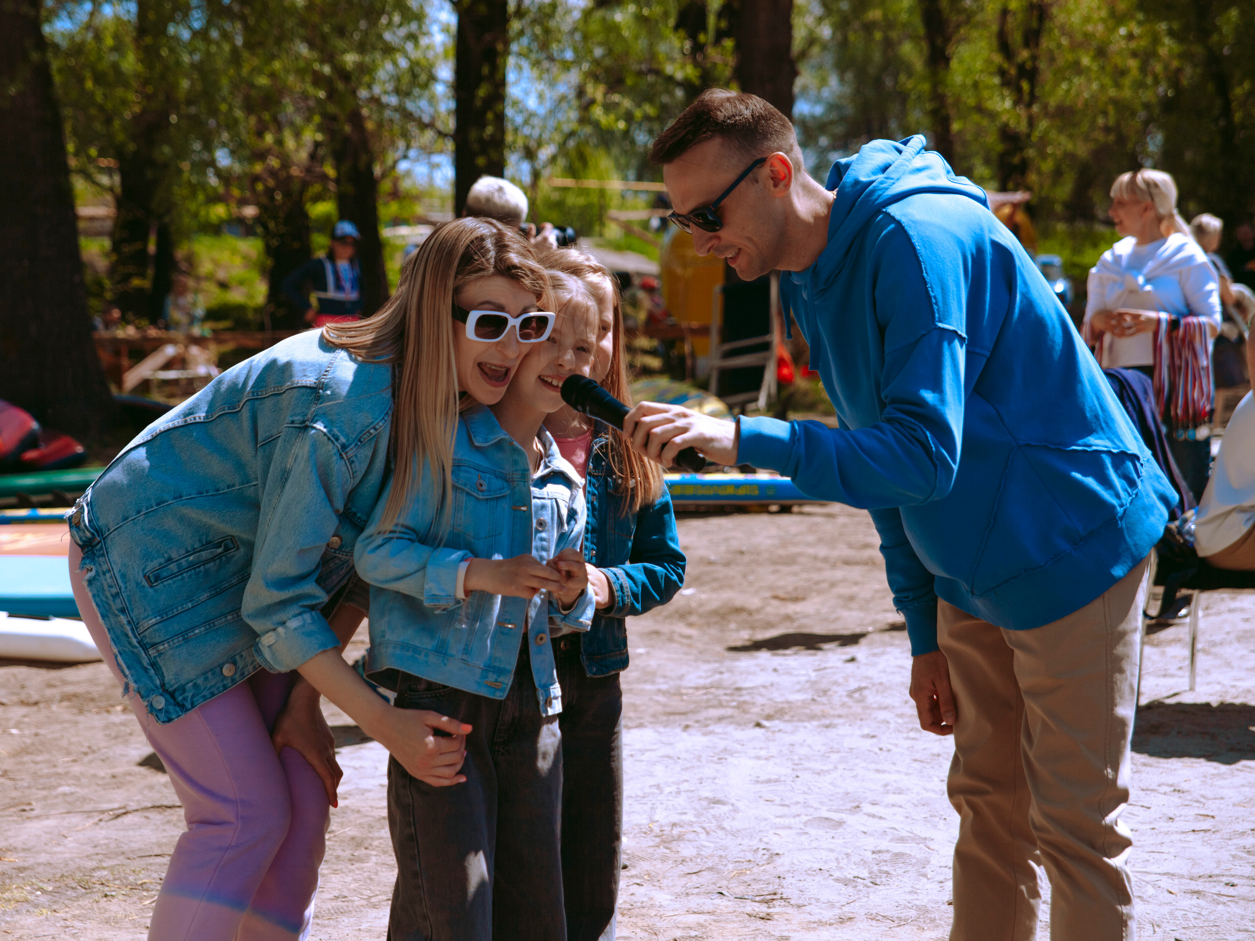 Мама с дочкой поддерживают папу.