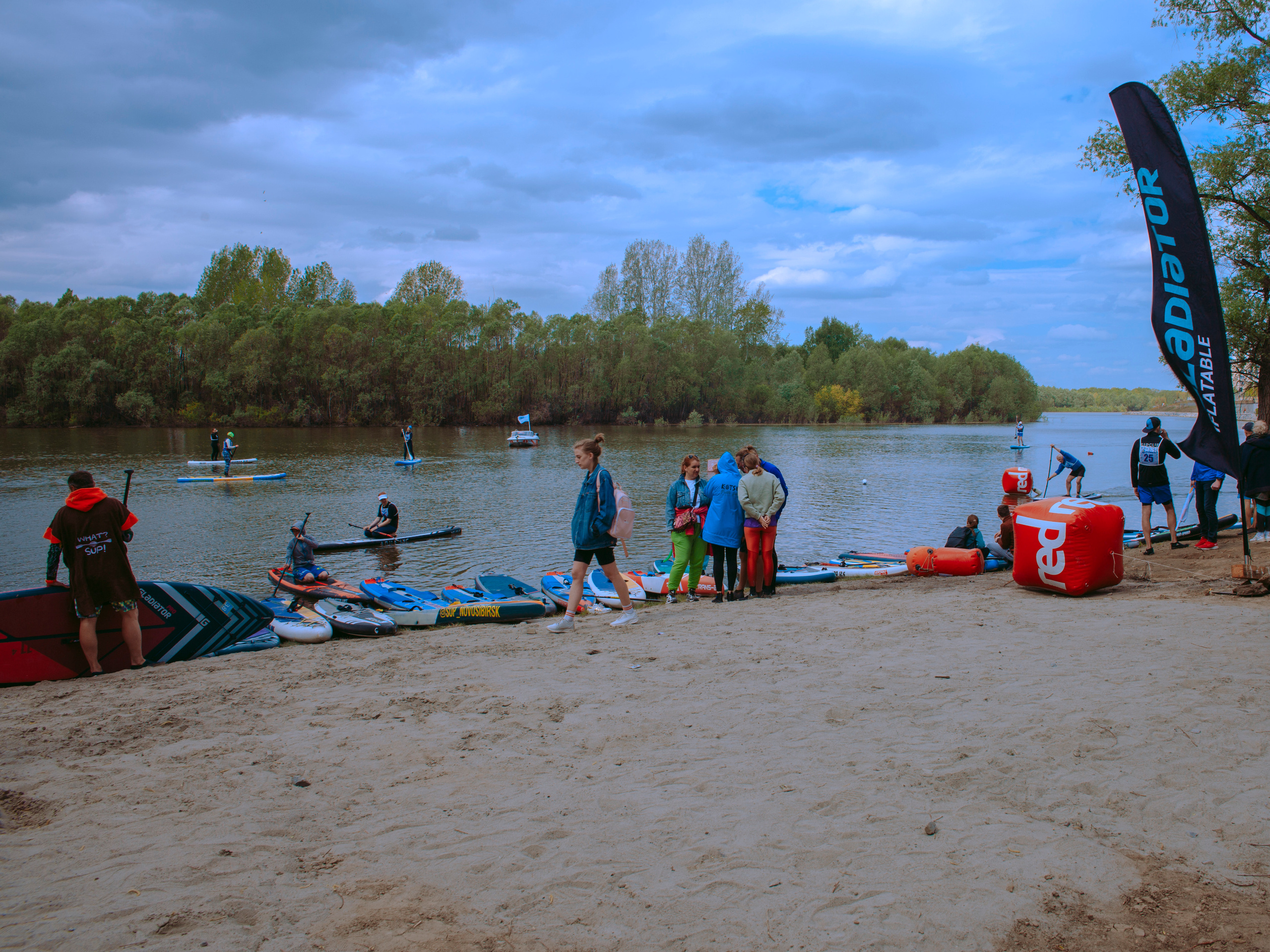Соревнования и фестиваль по sup-серфингу в Новосибирске.