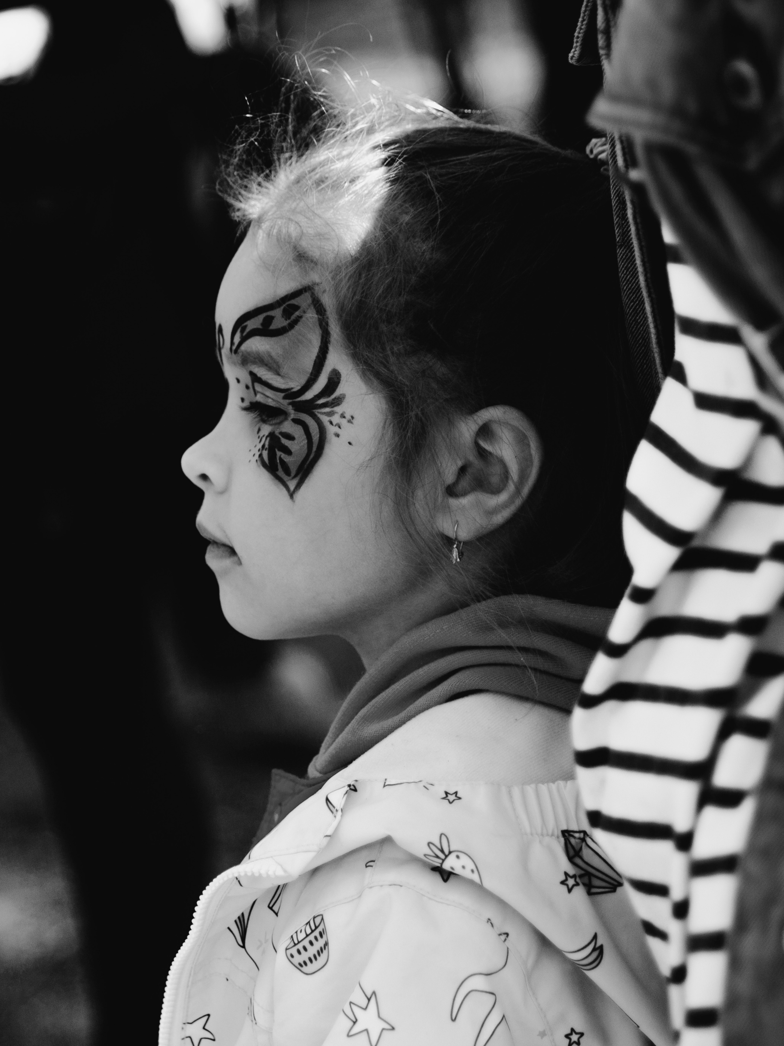 Ребенок с аквагримом бабочка на лице.