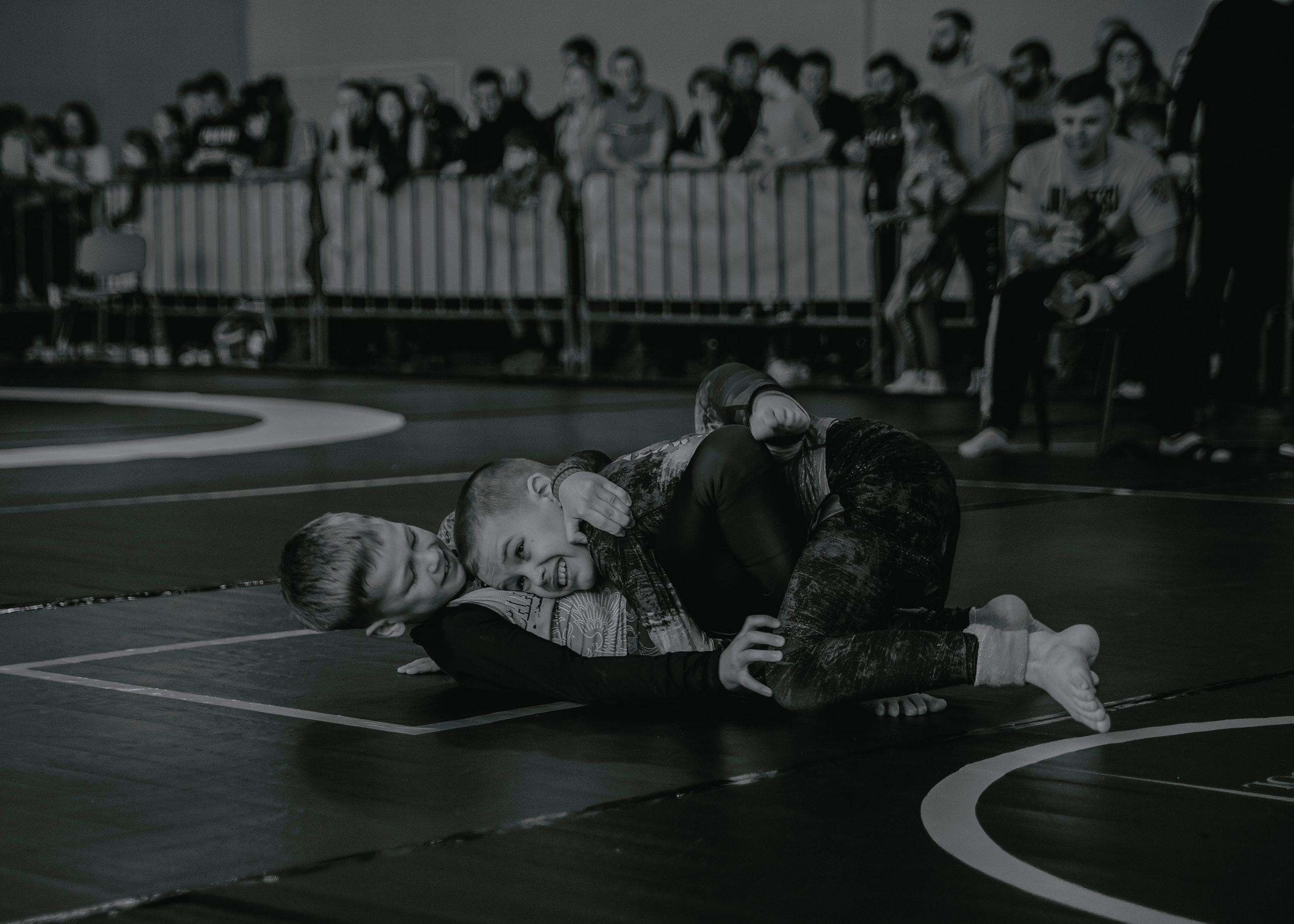 Эмоциональное фото борьбы.