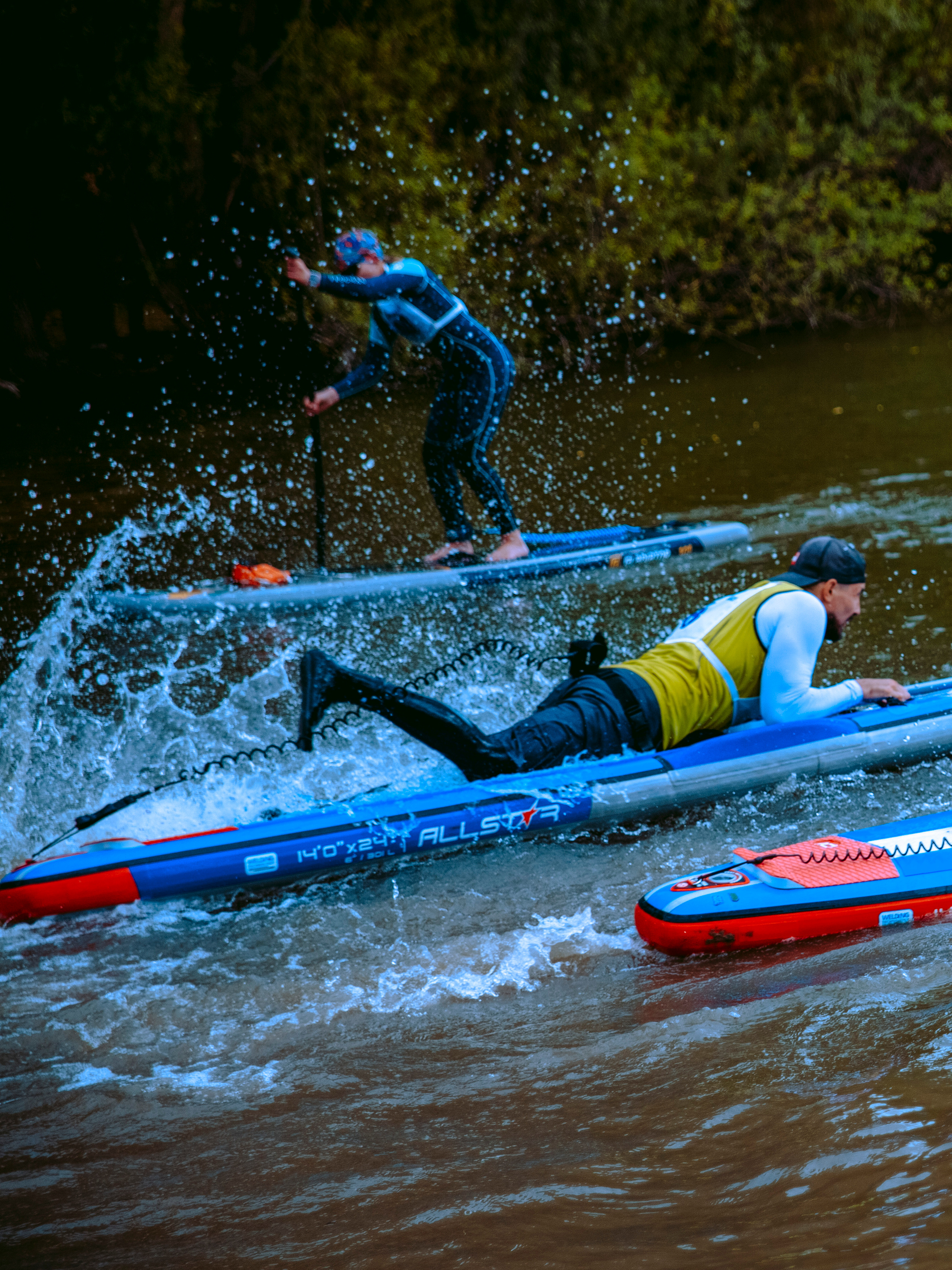  Женщина запрыгивает на сап с брызгами.