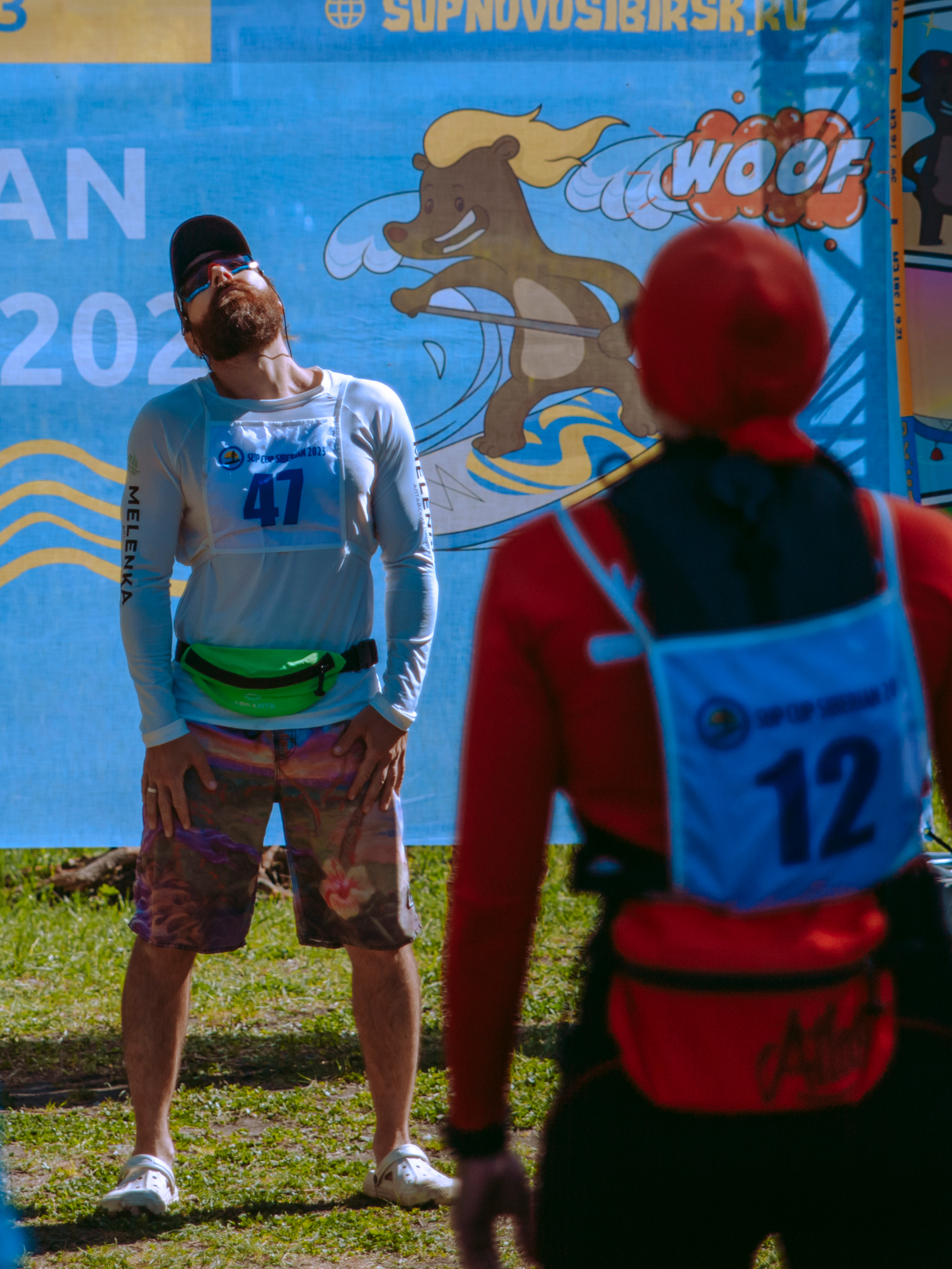 Зарядка на свежем воздухе в парке.