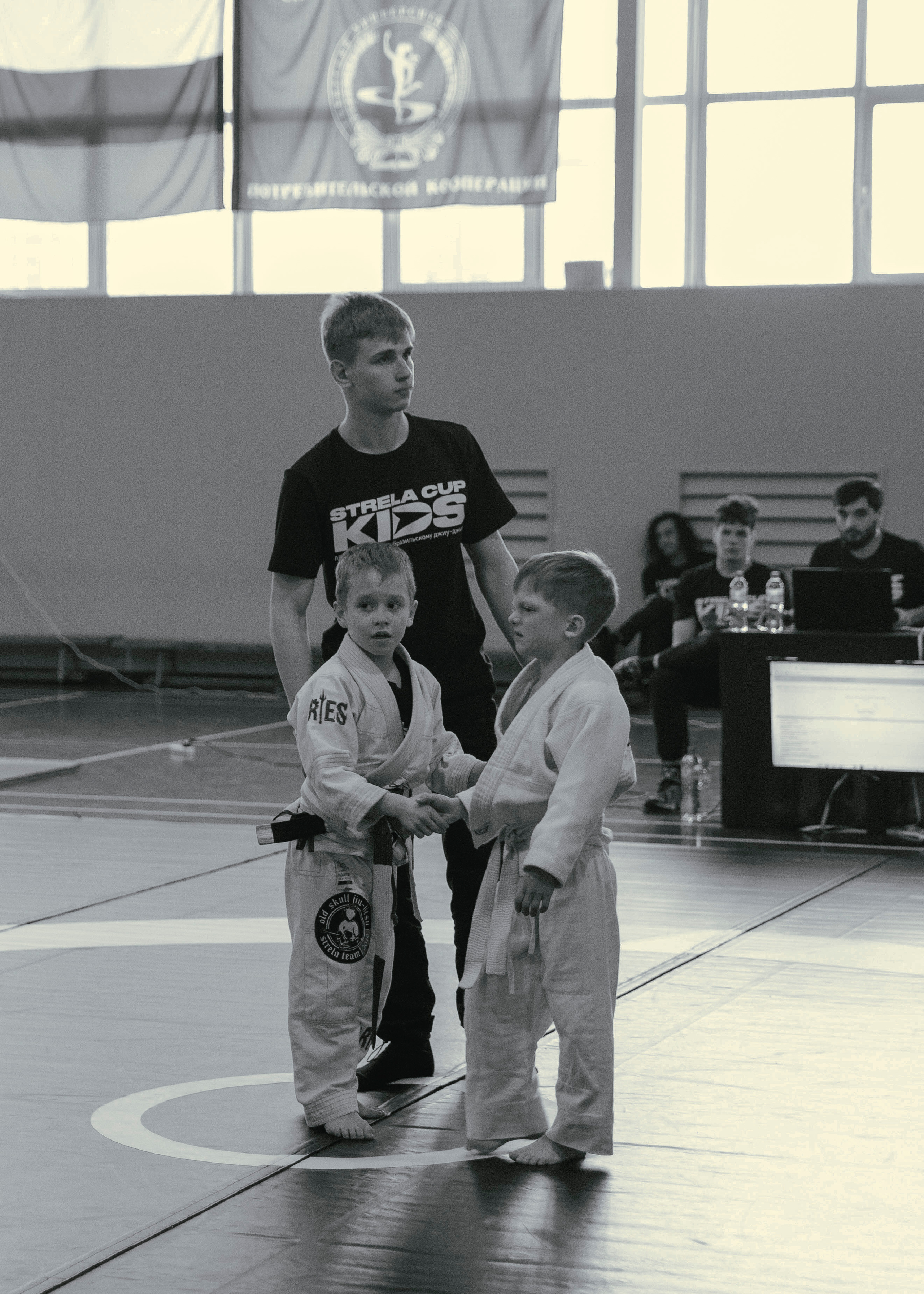 Борьба в кимоно gi на детском турнире по джиу-джитсу.