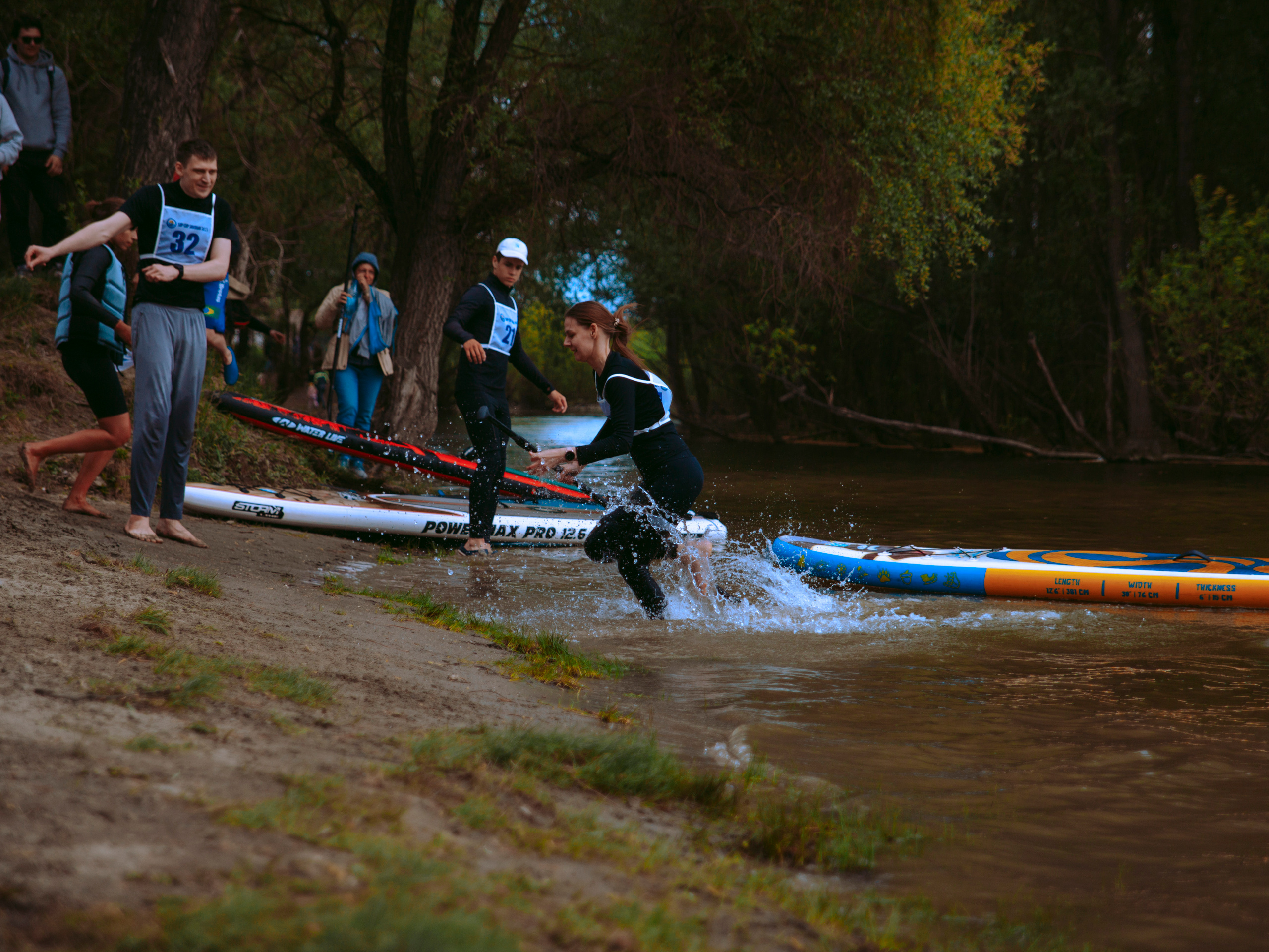 Динамичное фото спортивных соревнований на воде.