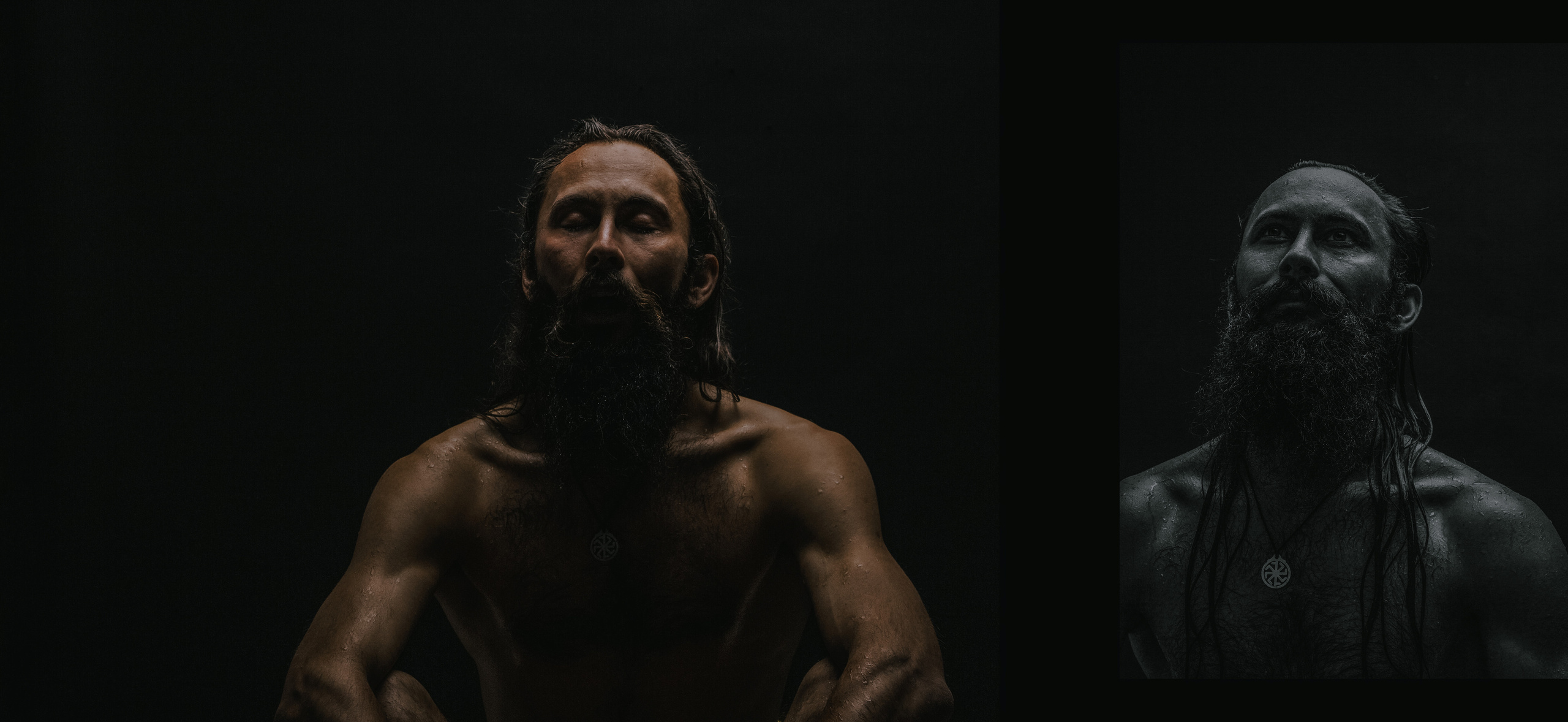 Бородатый мускулистый мужчина йог в пещере.