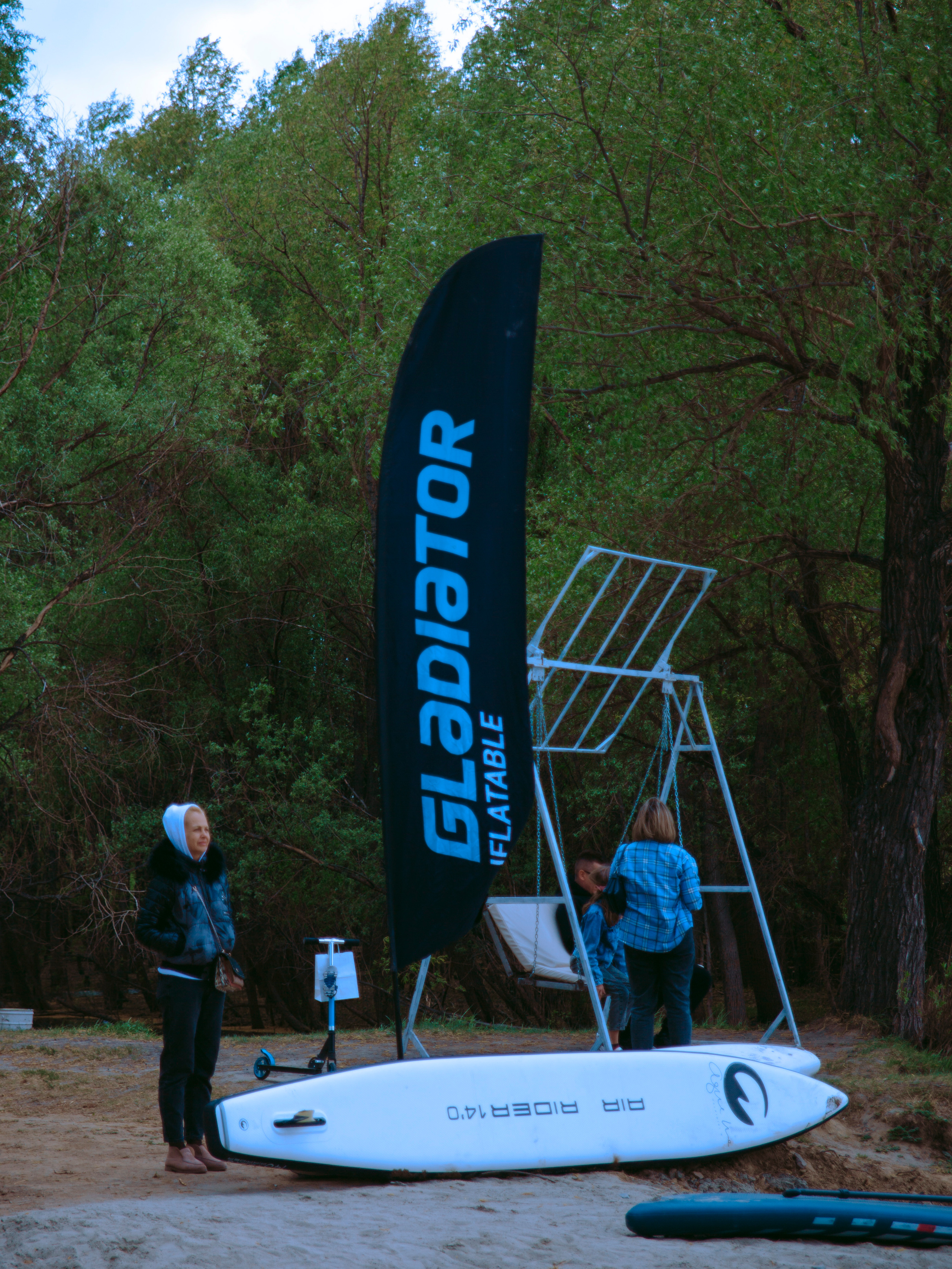 Люди на качелях на фоне белого сапа.