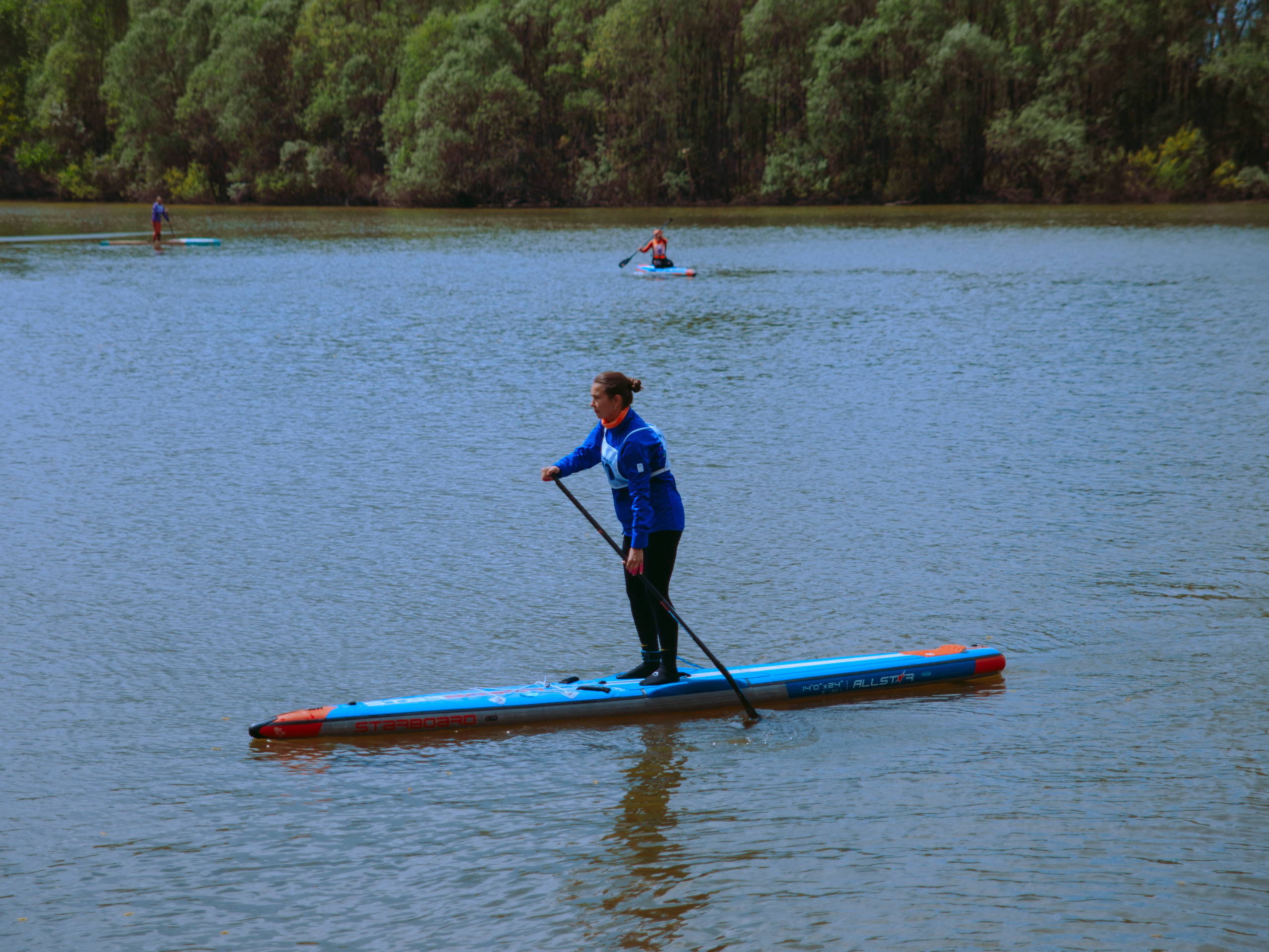 Соревнования и фестиваль по sup-серфингу в Новосибирске.