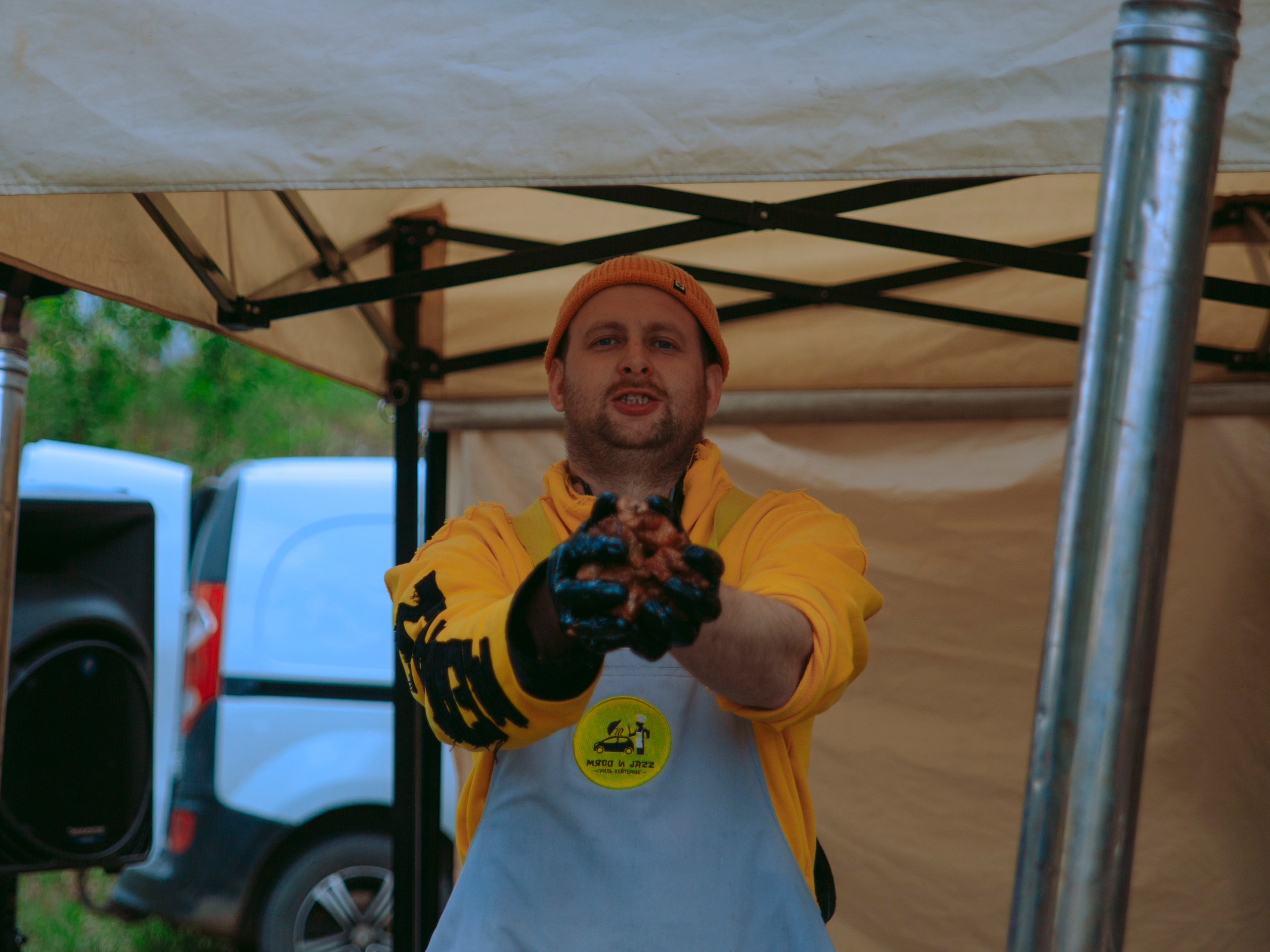 Илья meat_jazz протягивает мясо.