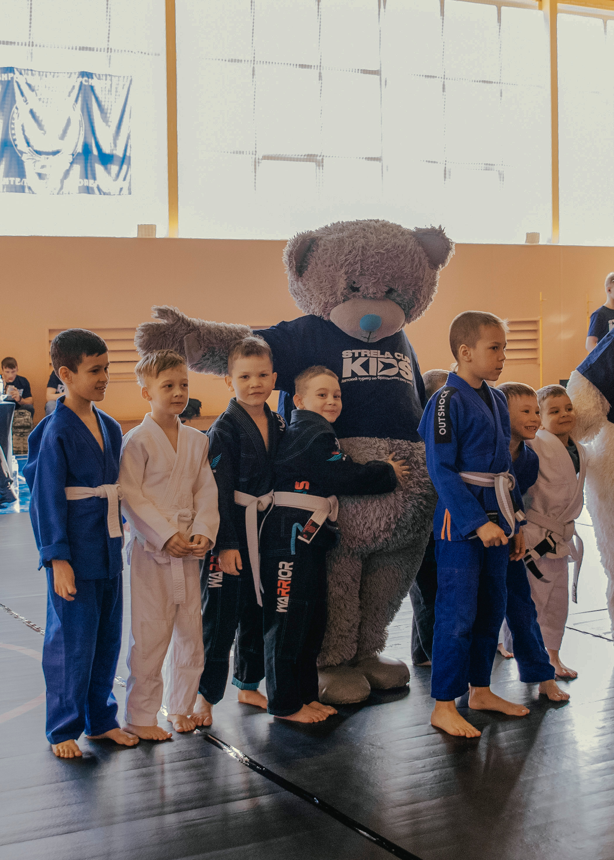 Дети и ростовая кукла медведь.