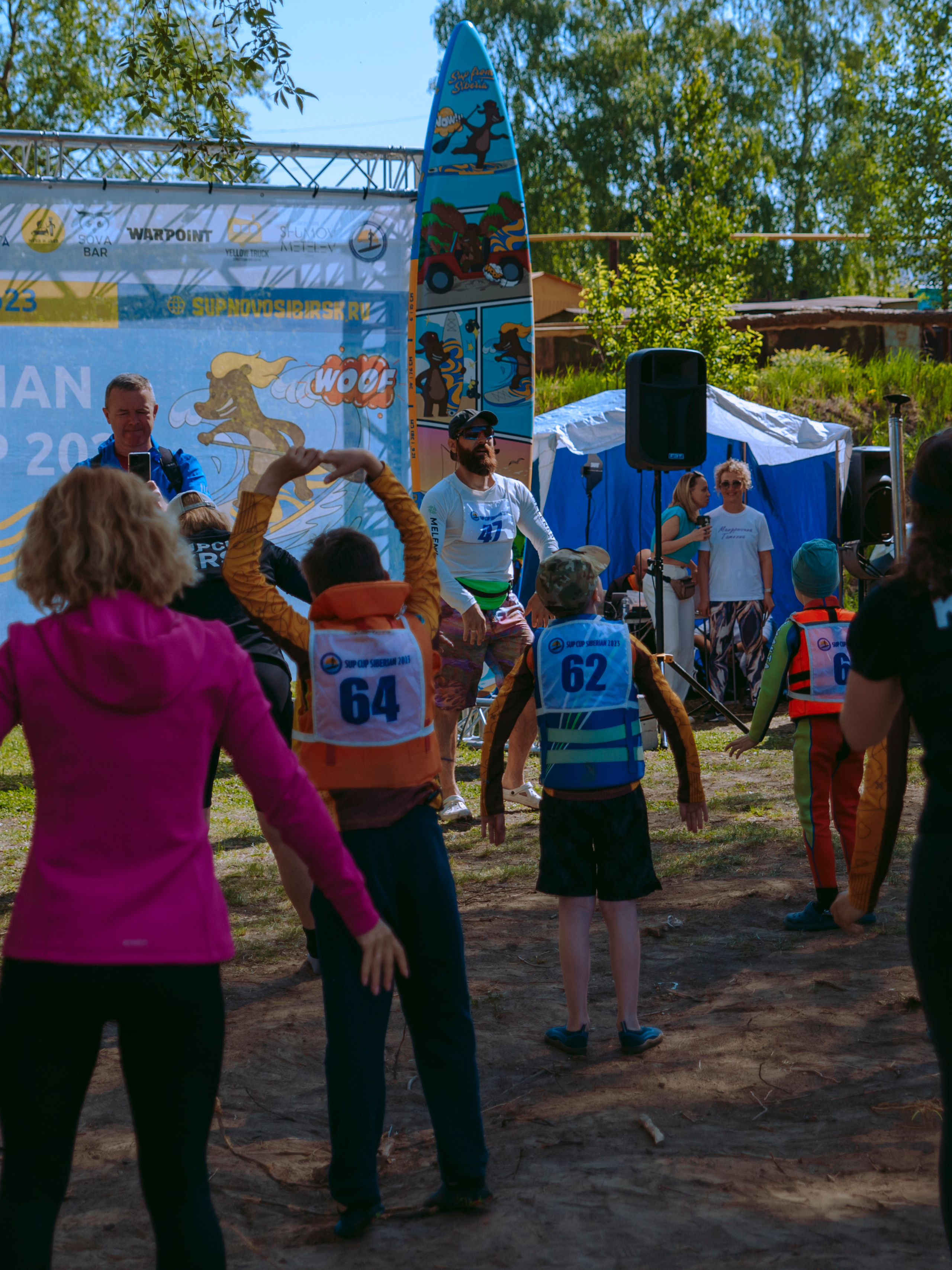 Зарядка на свежем воздухе в парке.