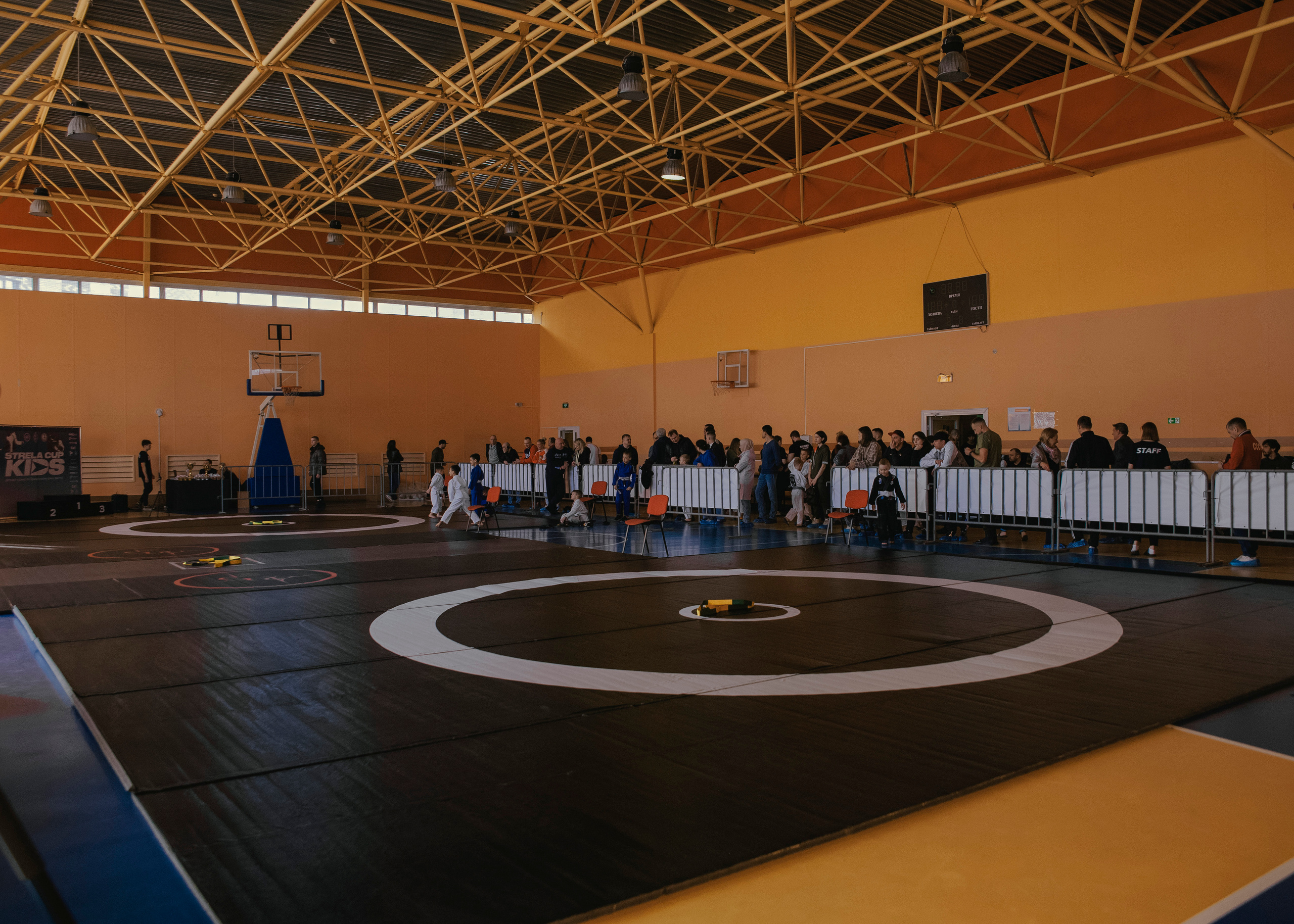 Спортивный зал с коврами для джиу-джитсу.