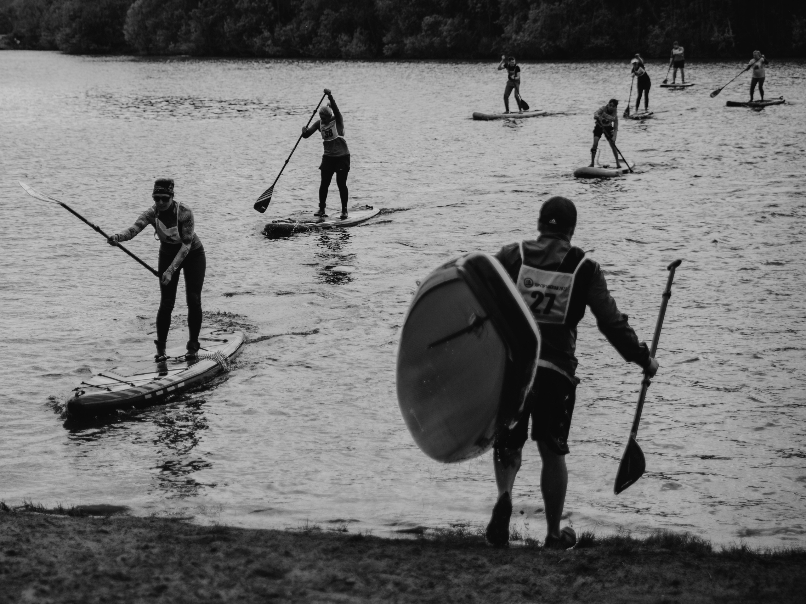 Люди на сапах в воде.