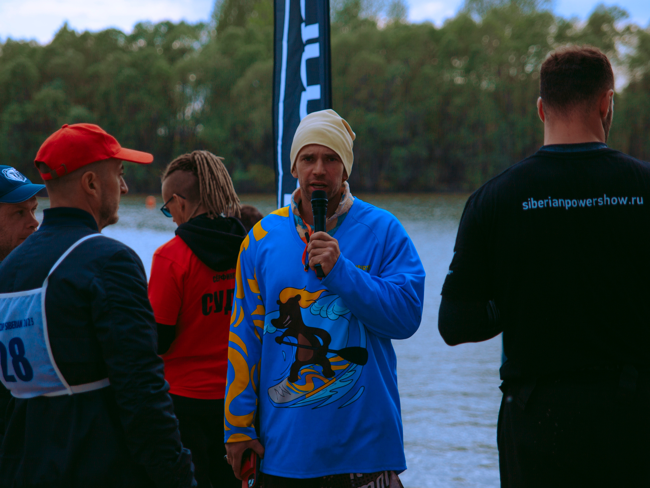 Президент сап-серфинга объявляет результаты.