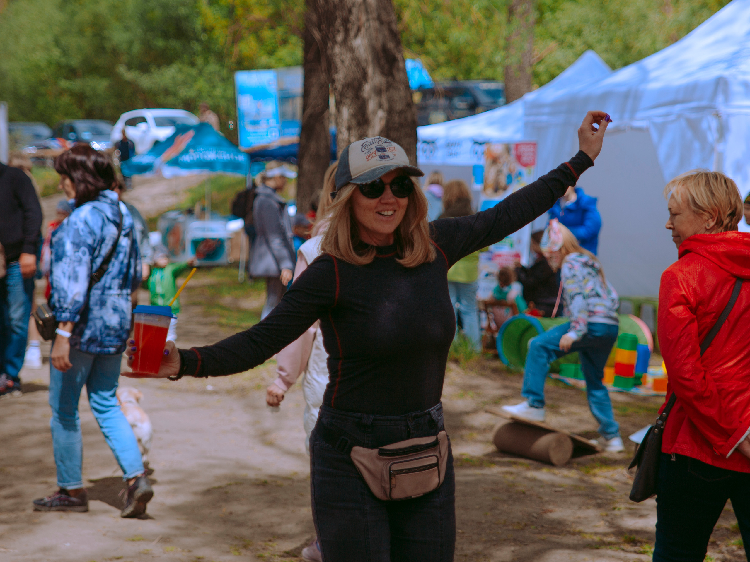 Мужчина держит дочь на плечах.