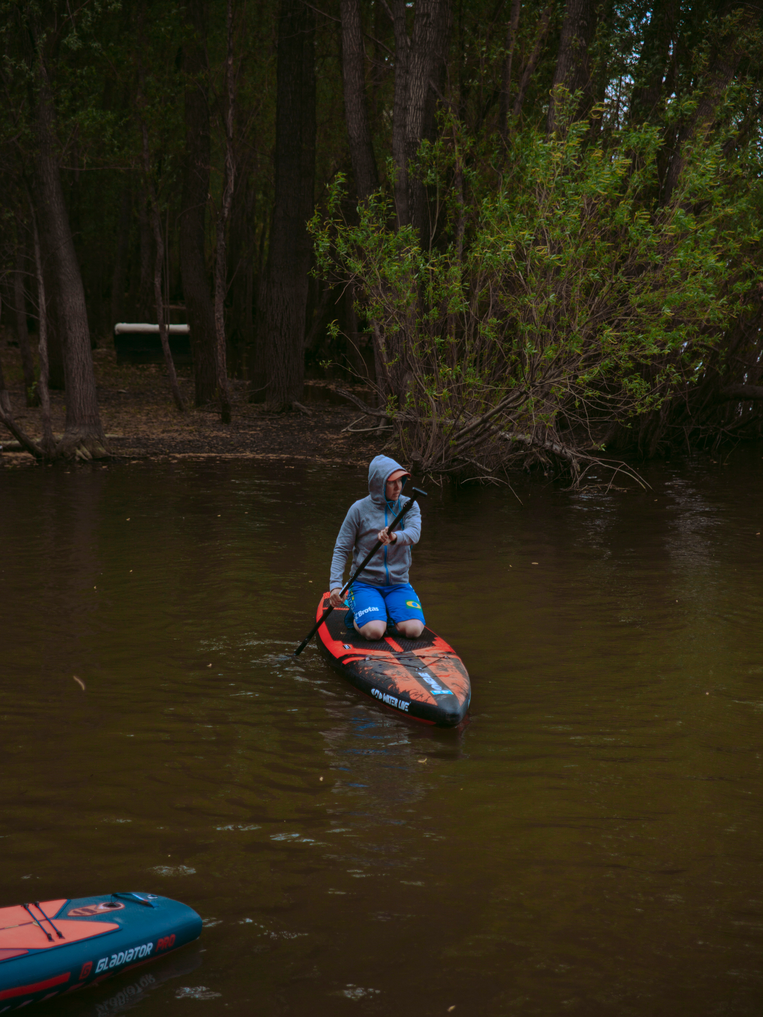 Женщина на сапе в заливе.