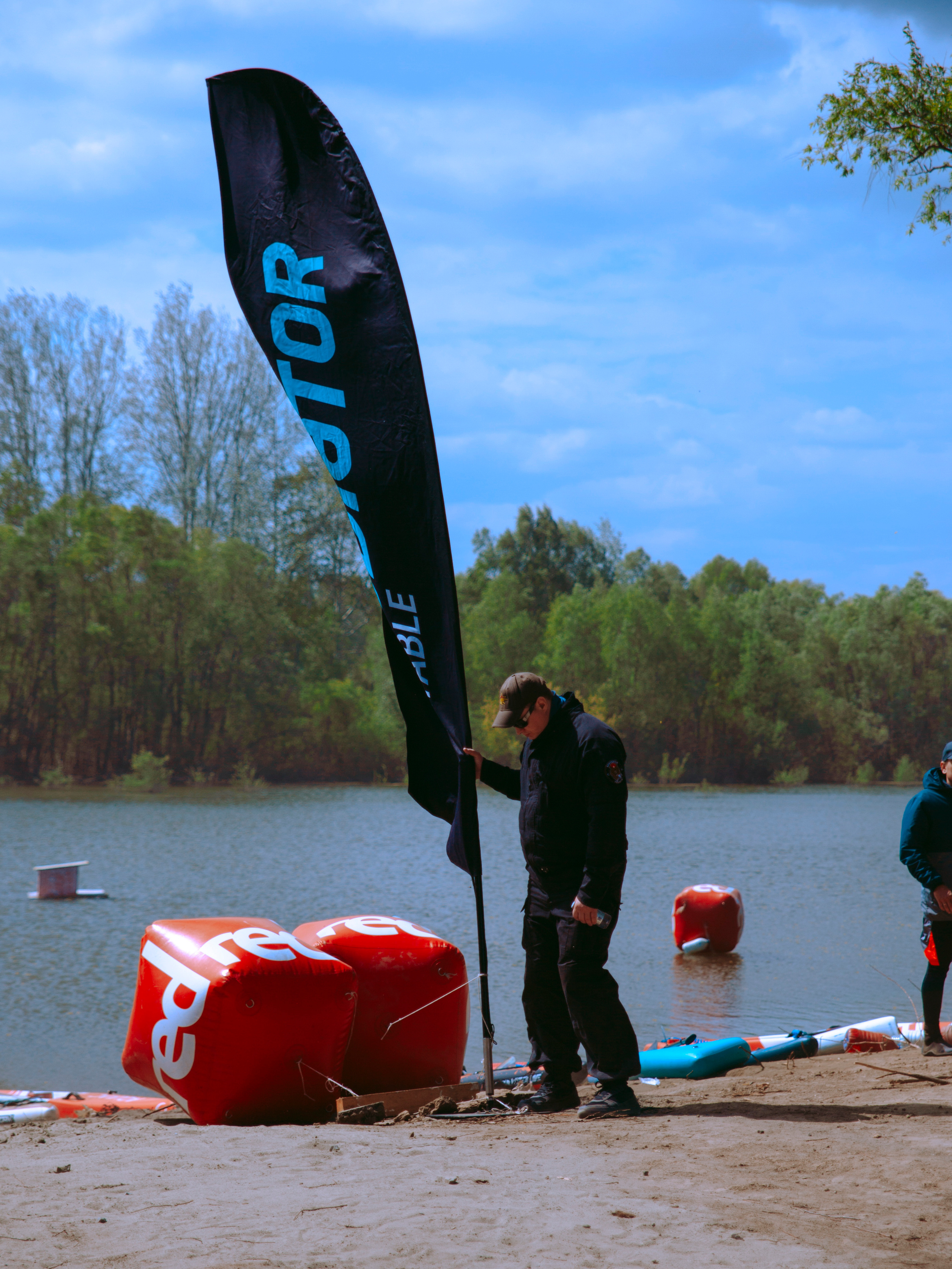 Флаг на ветру на фоне воды.